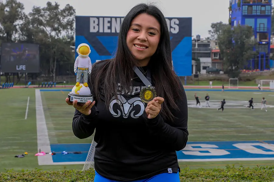 Ximena con su reconocimiento del Premio Municipal de la juventud 2025.