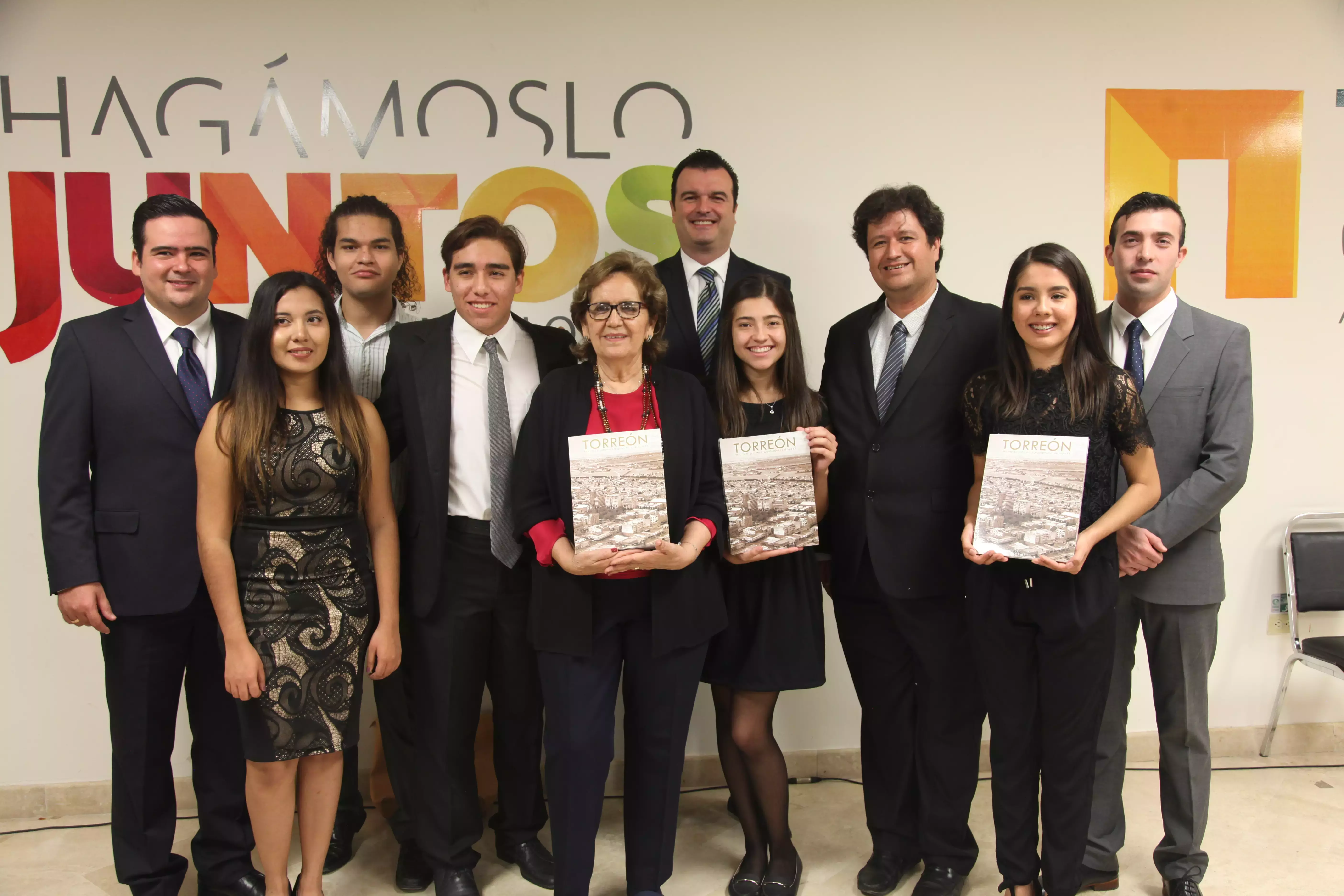 Alumnos del Tec entregan catálogo de edificios históricos a Torreón.