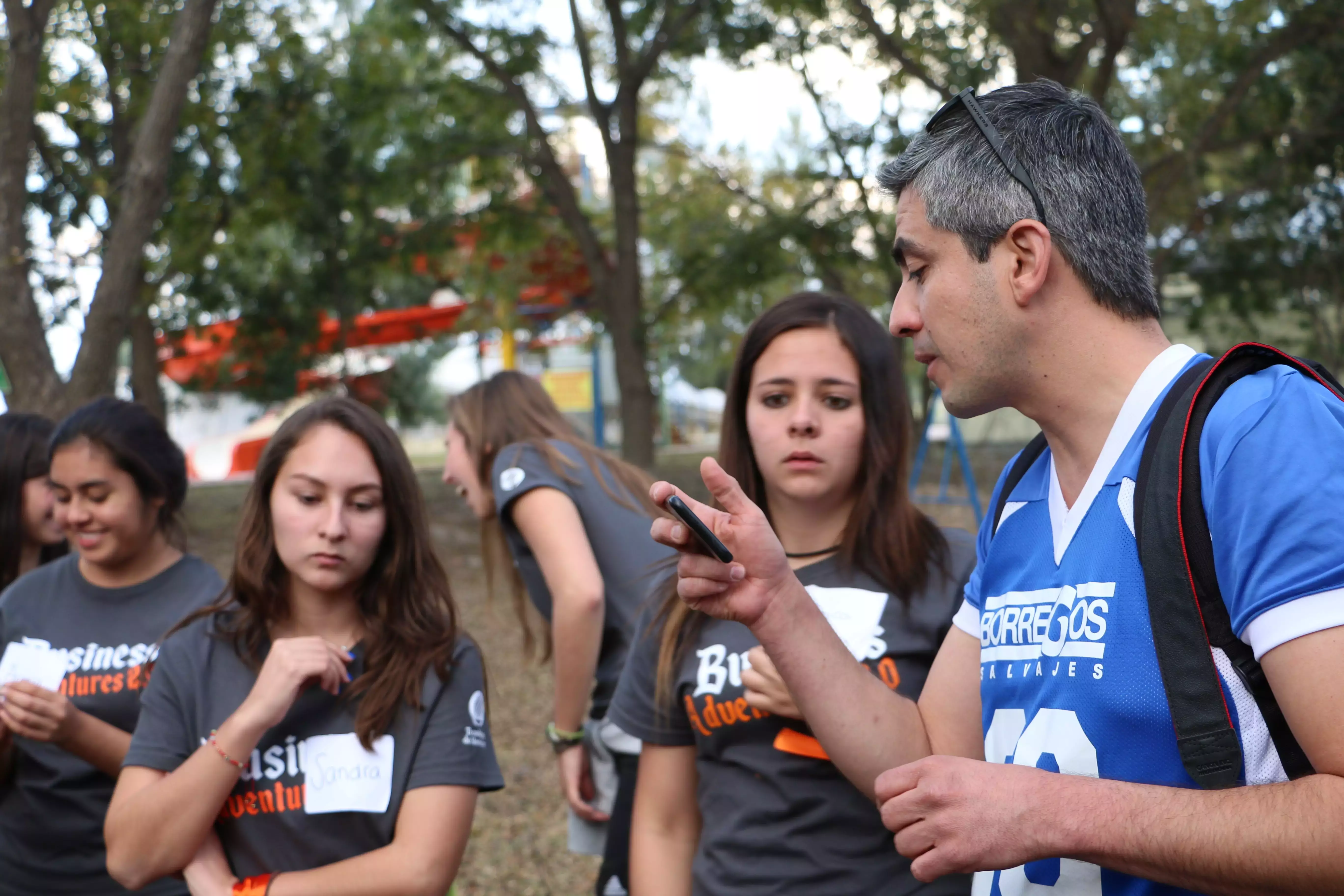 Carlos Agredano dando instrucciones