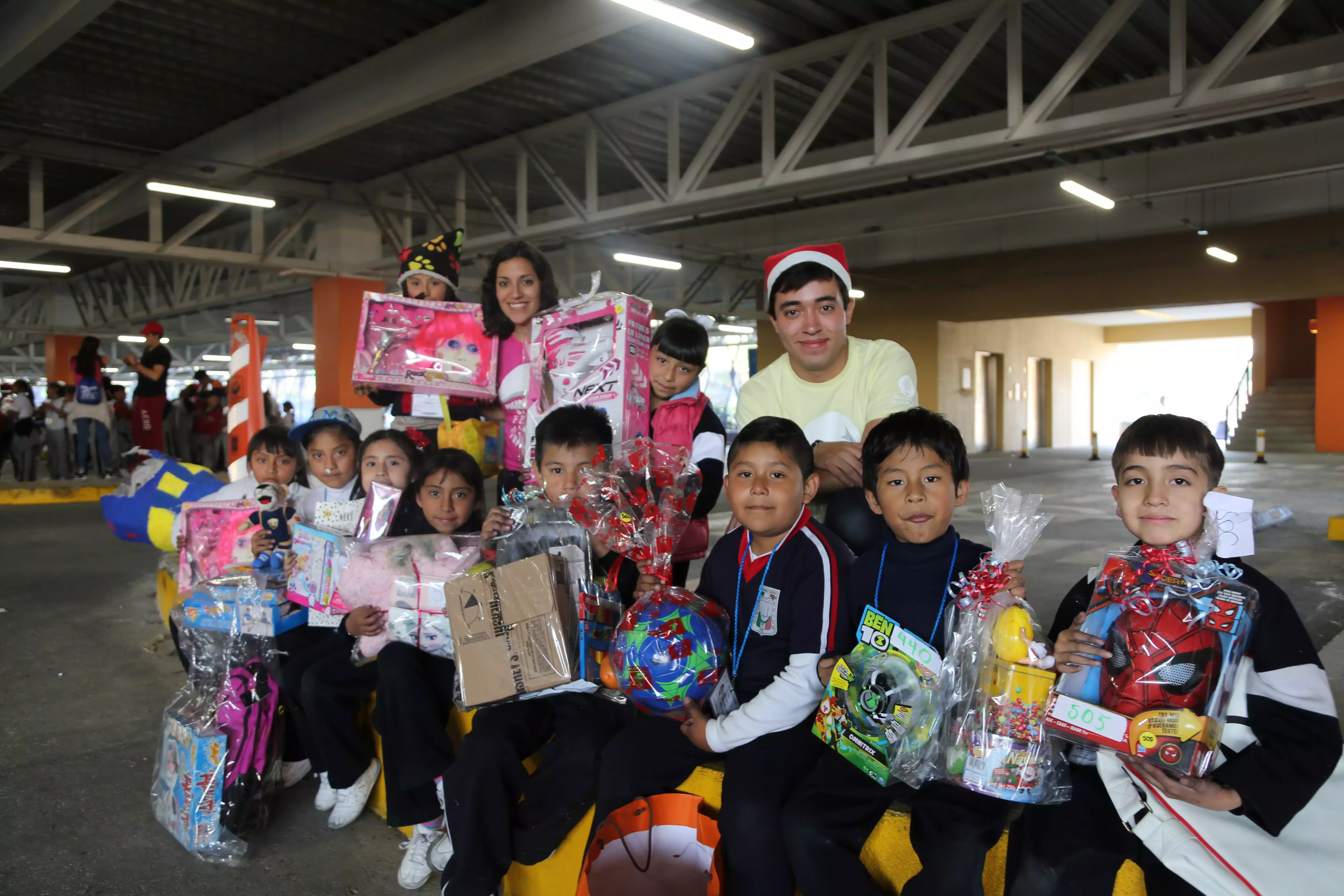 Niños con sus regalos donados por estudiantes, profesores y administrativos.