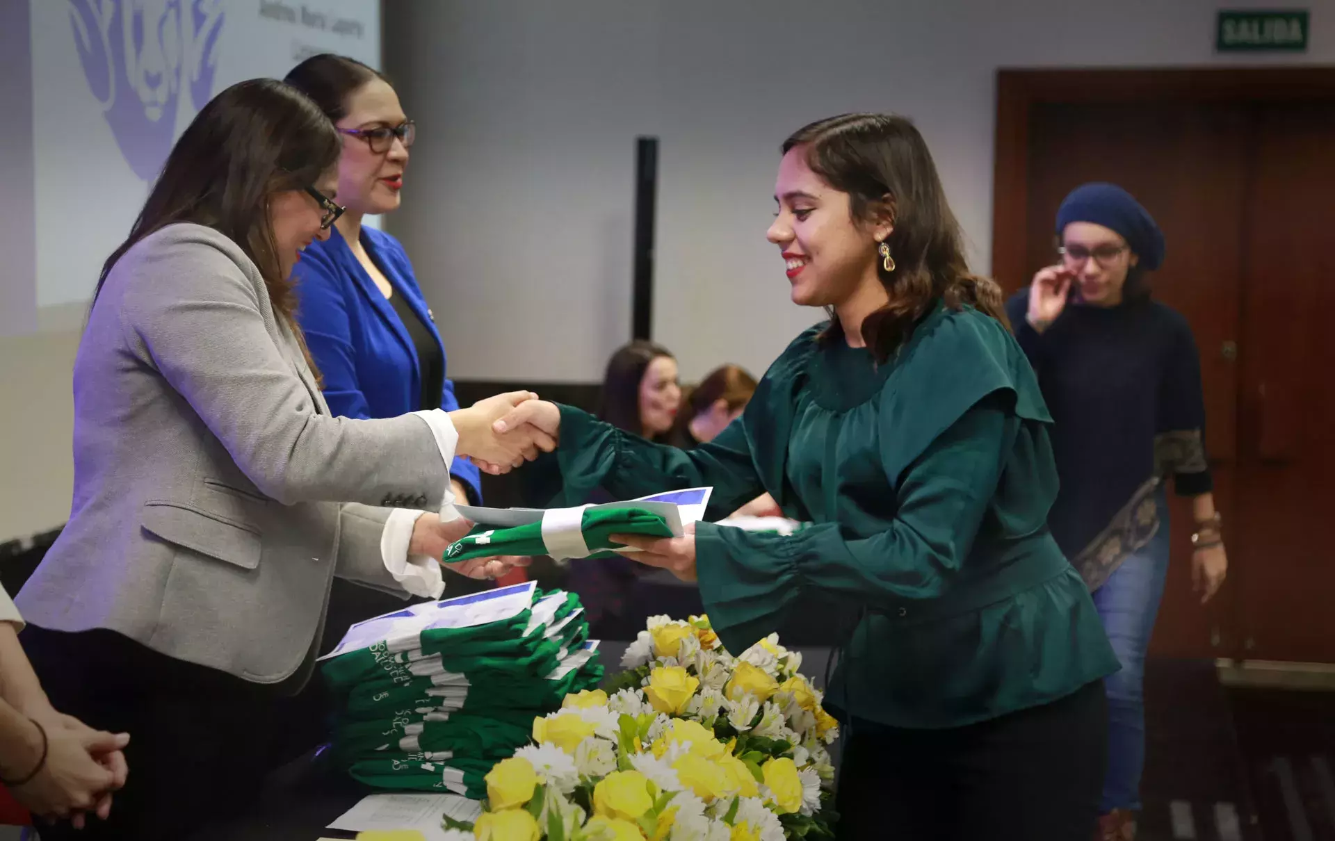 Alumnos recibiendo reconocimiento