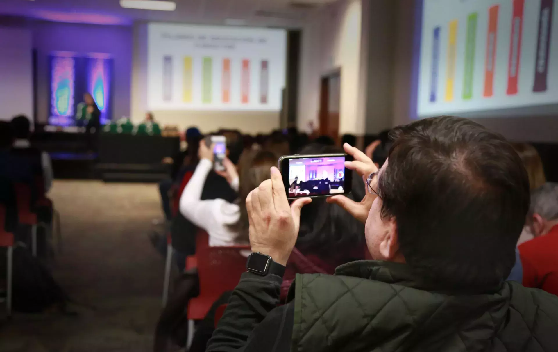 Alumnos recibiendo reconocimiento