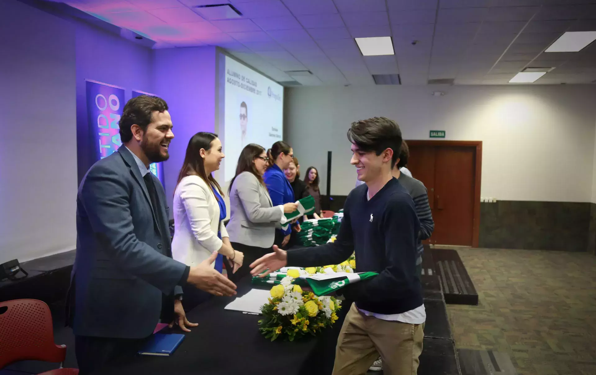 Alumnos recibiendo reconocimiento