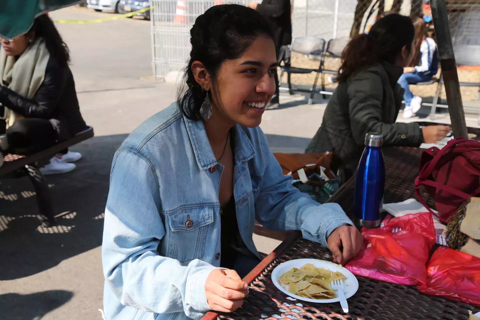 Alumnos comiendo chilaquiles