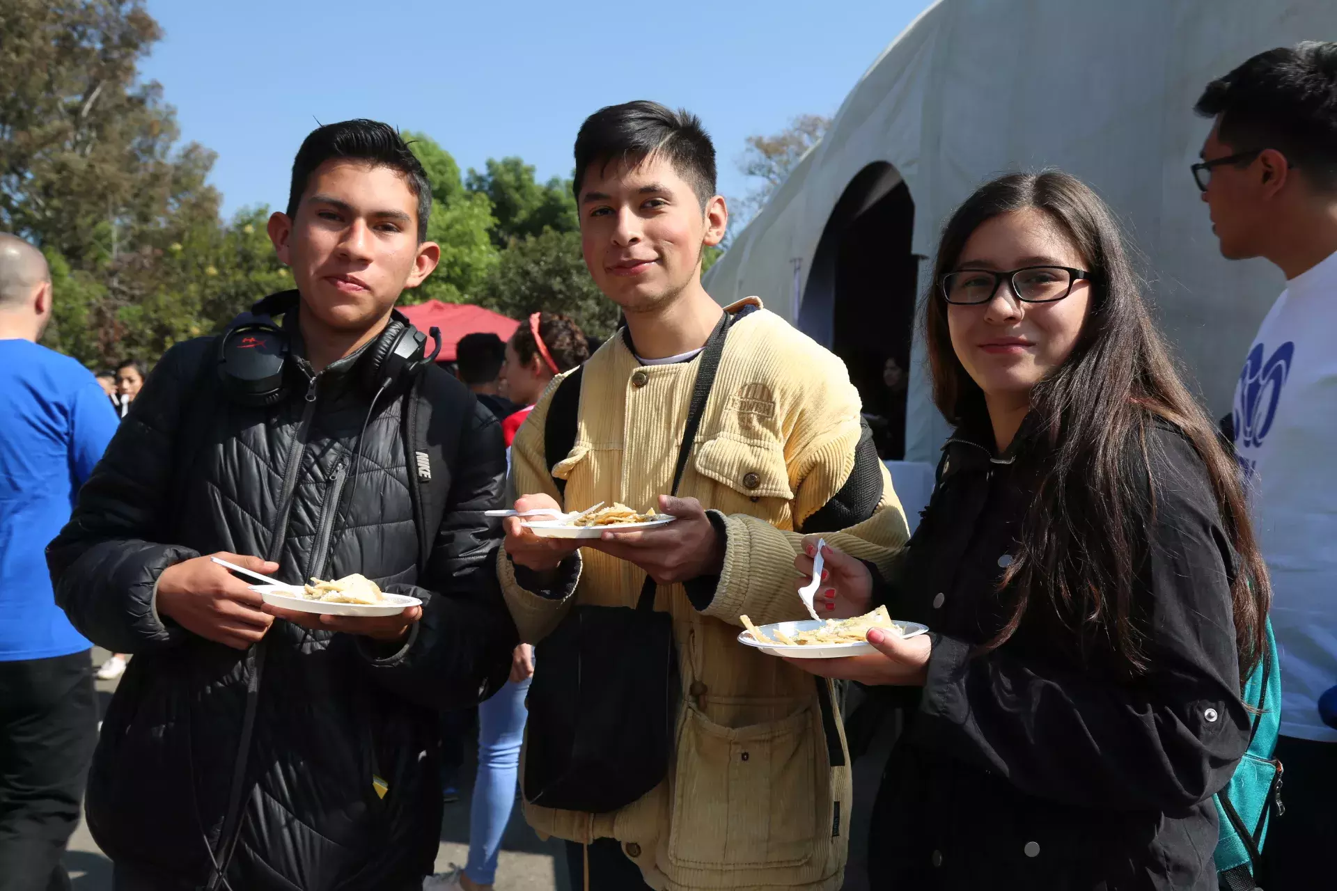 alumnos comiendo chilaquiles