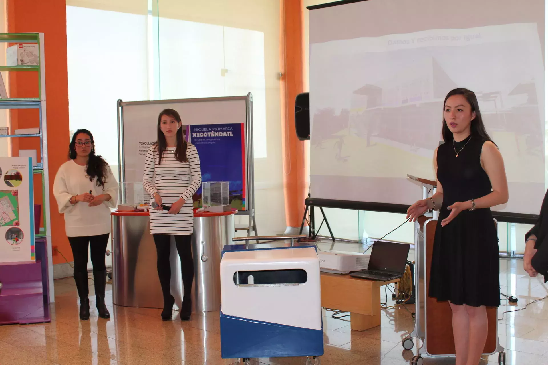 Alumnas en presentación de proyecto