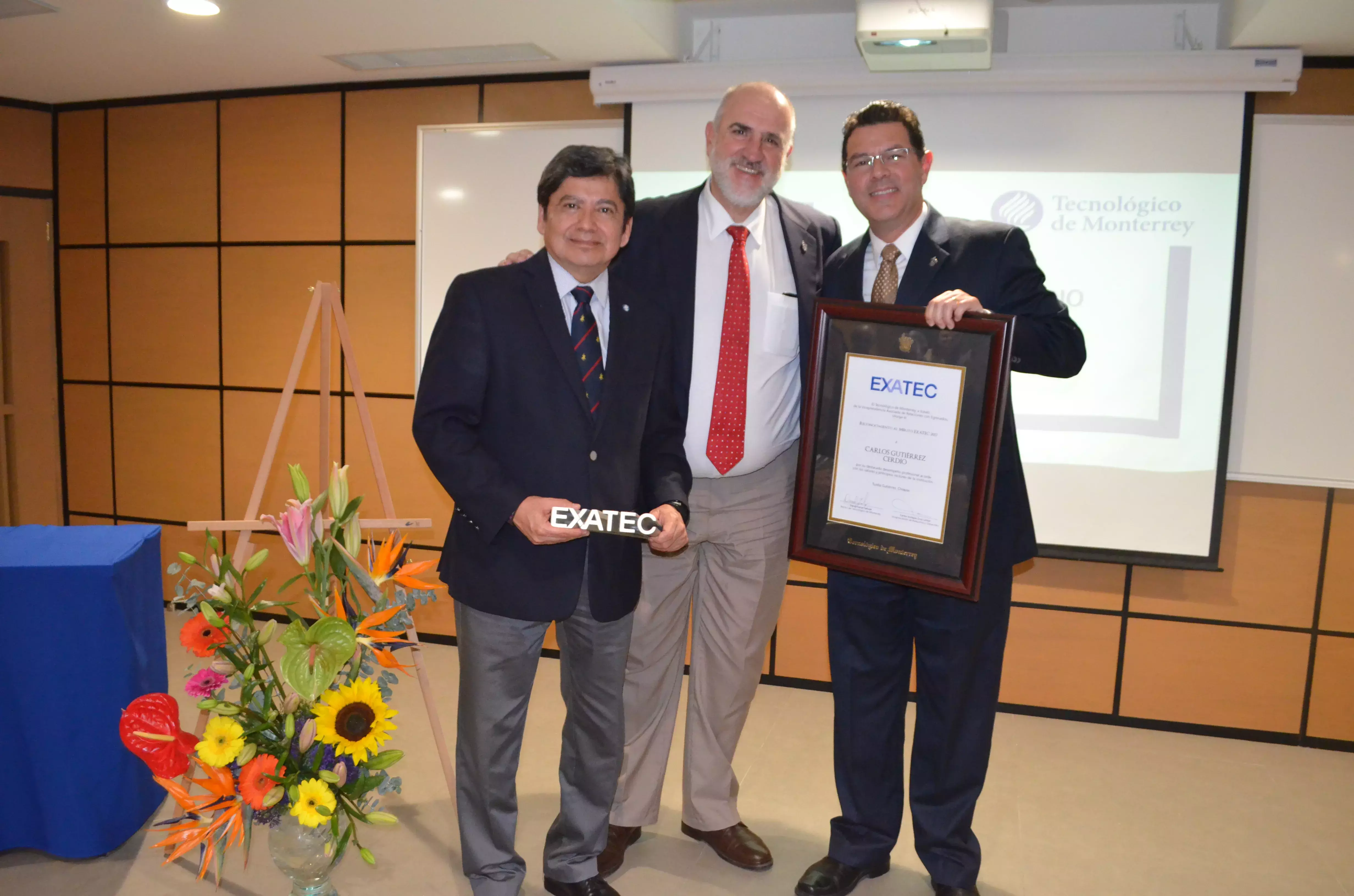 Carlos Gutiérrez Cerdio, en compañía del Director del Campus y el Rect