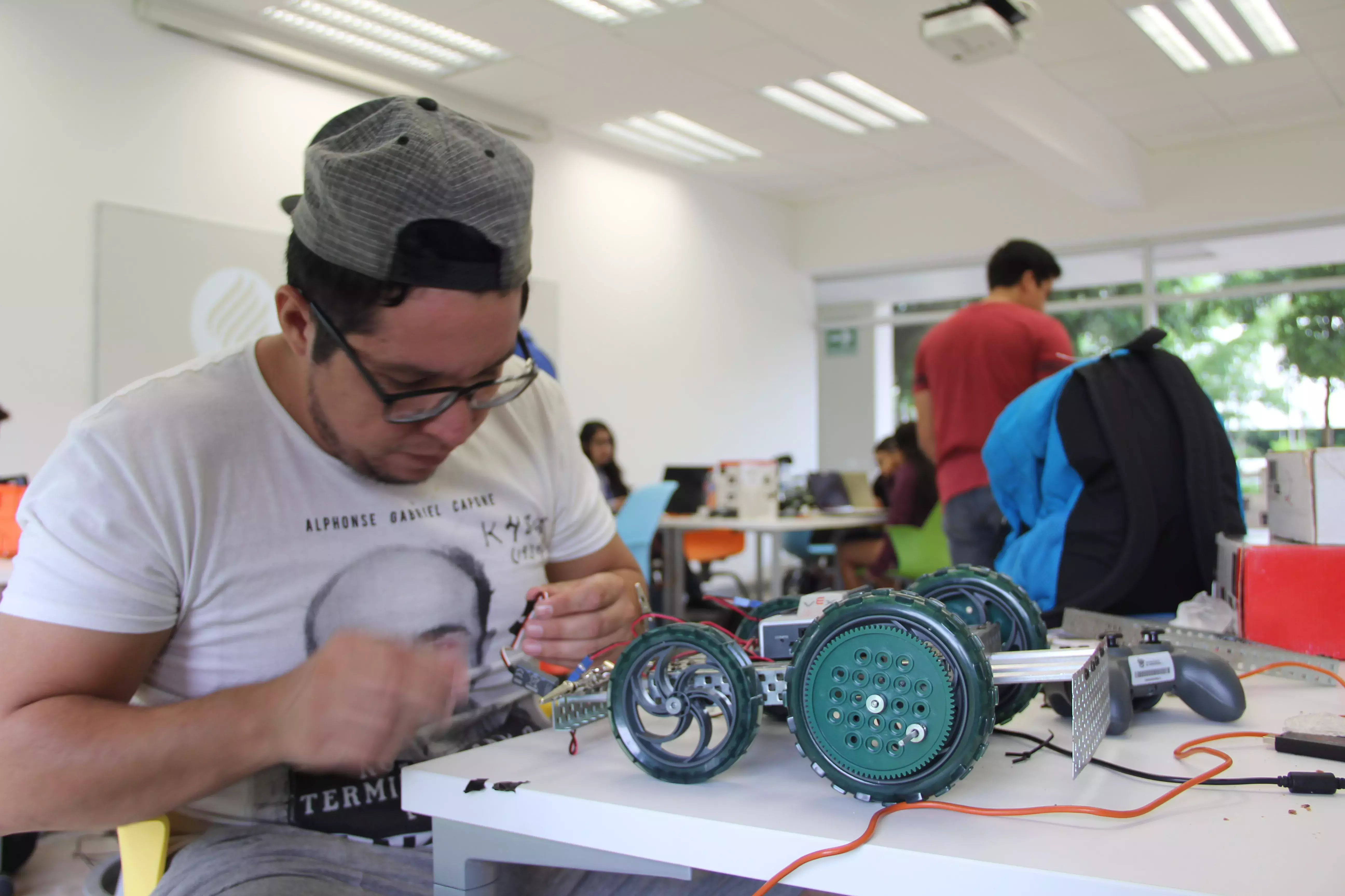 Alumno de Ingeniería armando Robot, en Campus Tampico.