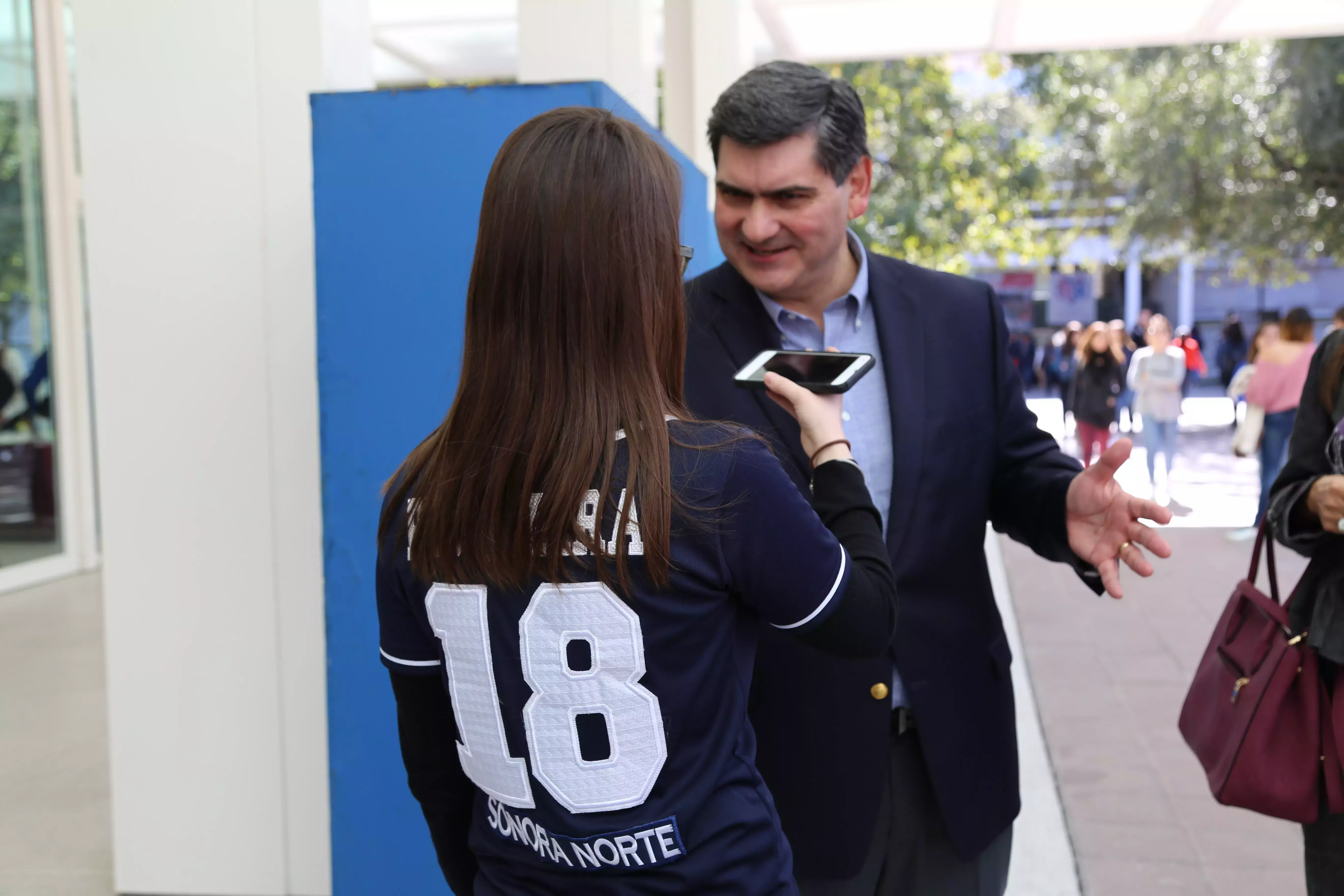 Rector David Garza siendo entrevistado por Embajadora de Comunicación campus Sonora Norte