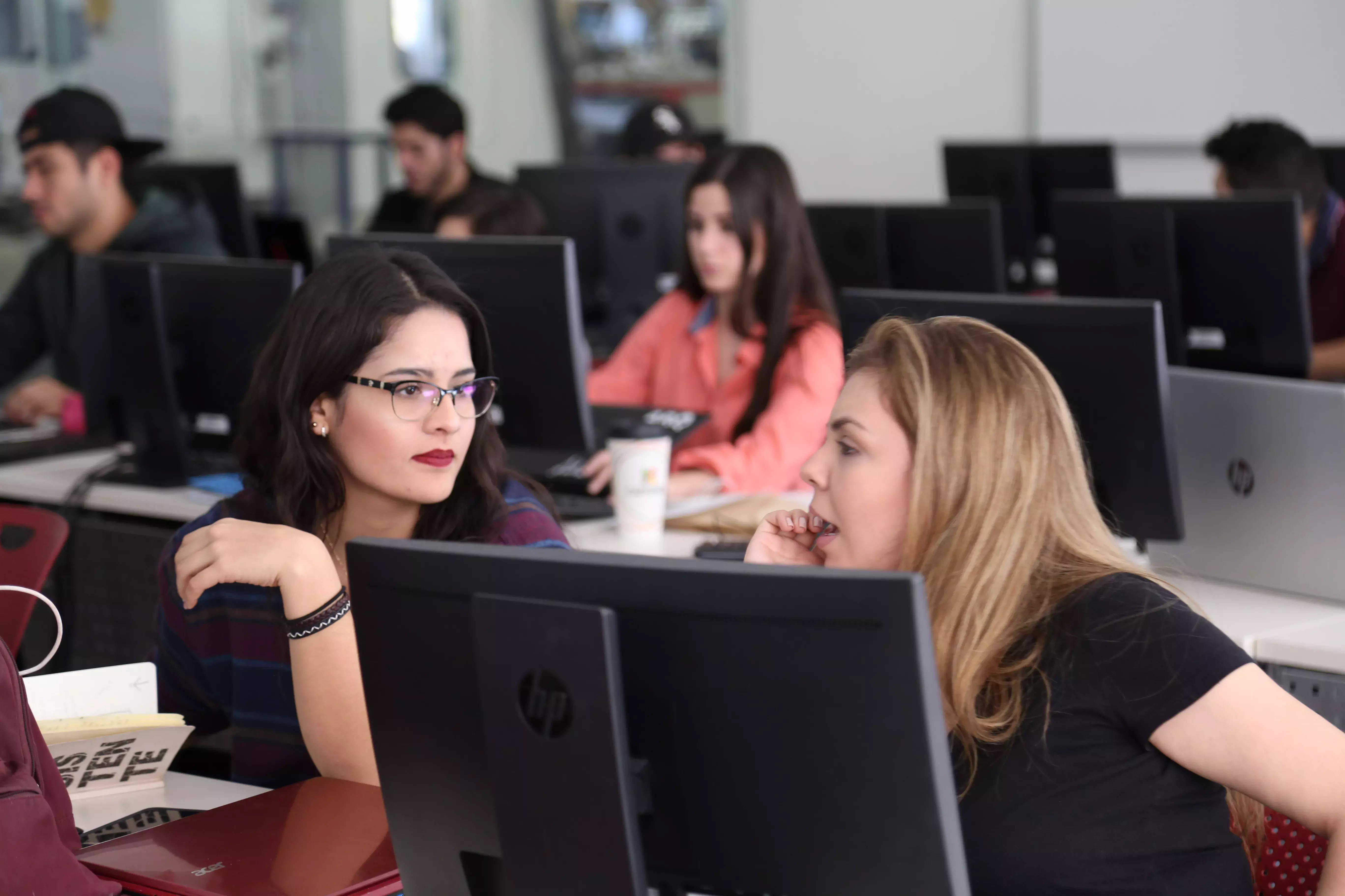 Alumnos trabajando en su repentina