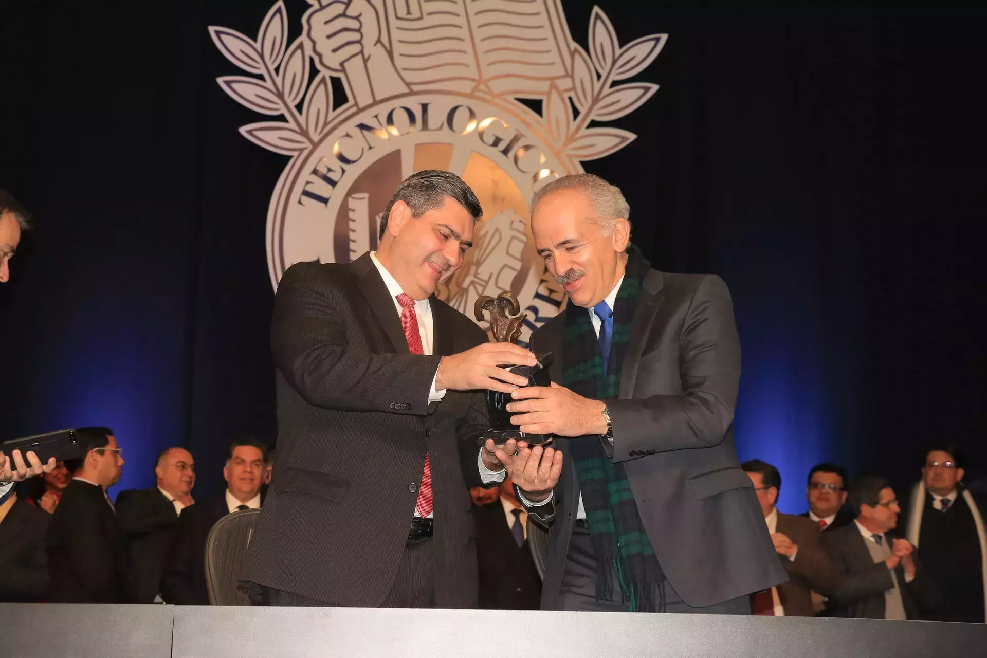 David Garza, Rector del Tec de Monterreyentregando el premio al orador invitado