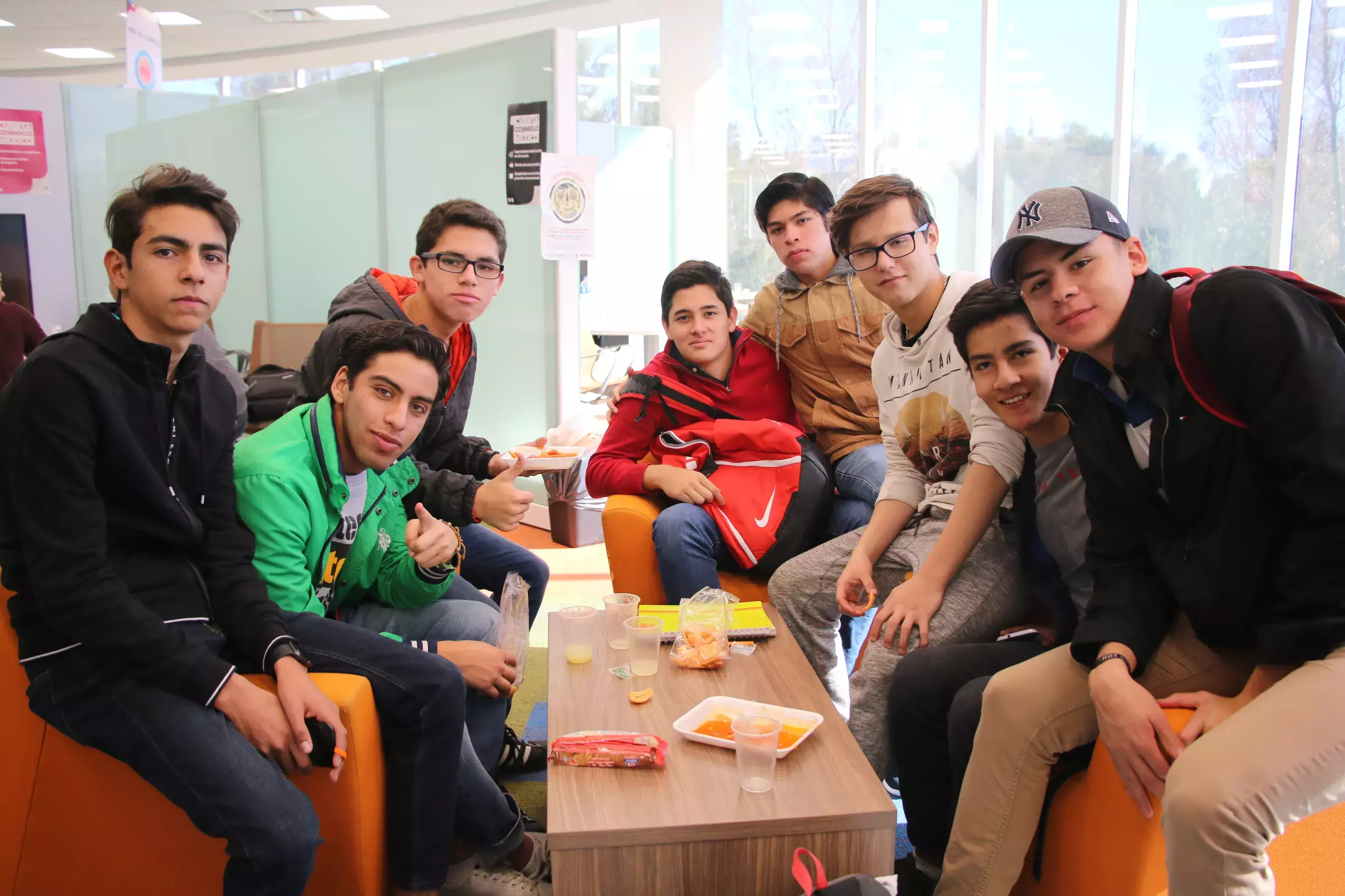 Los alumnos de preparatoria y profesional degustaron de los tradicionales chilaquiles por el inicio del semestre enero-mayo 2018.