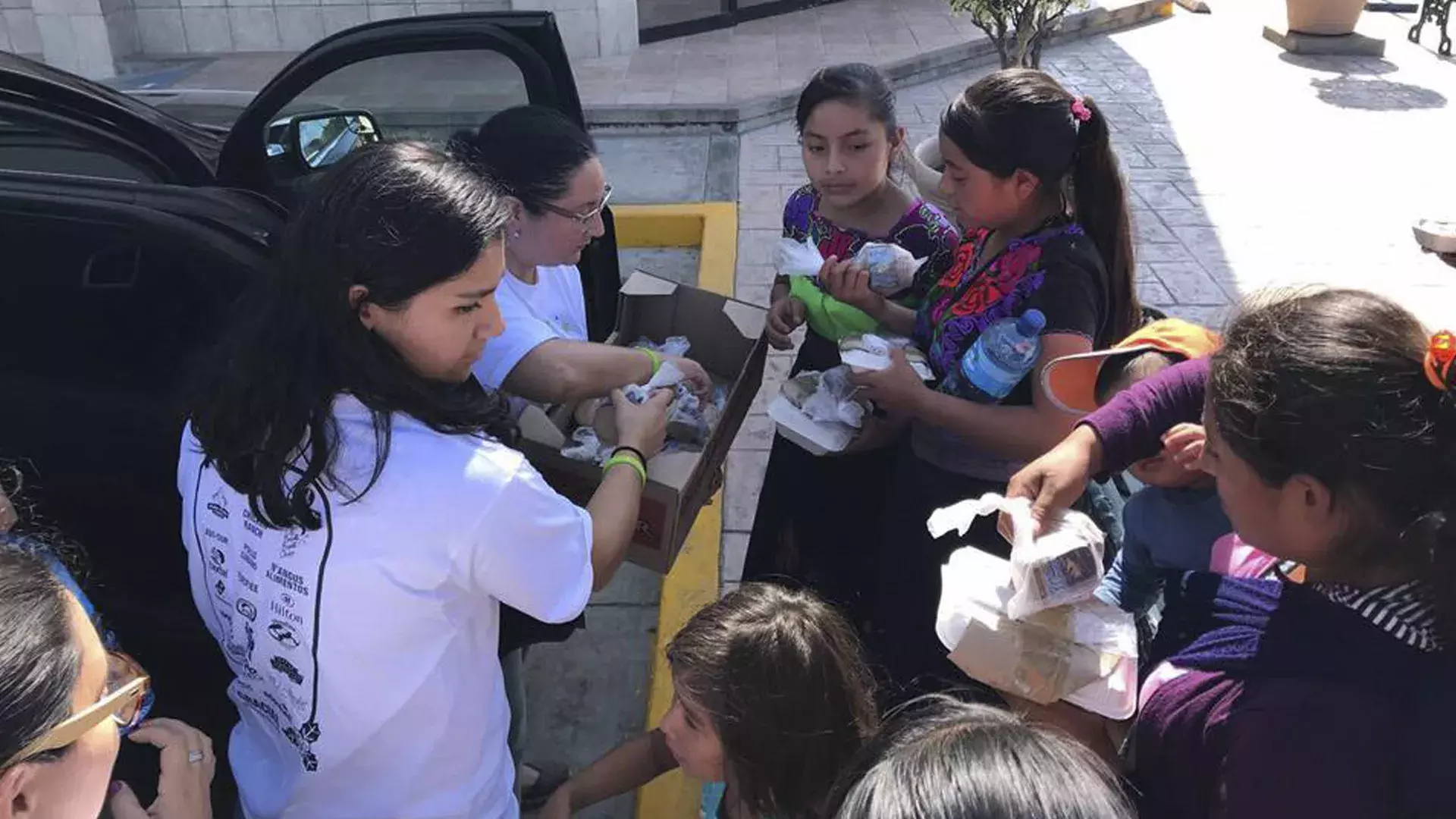 los chicos entregando las comidas