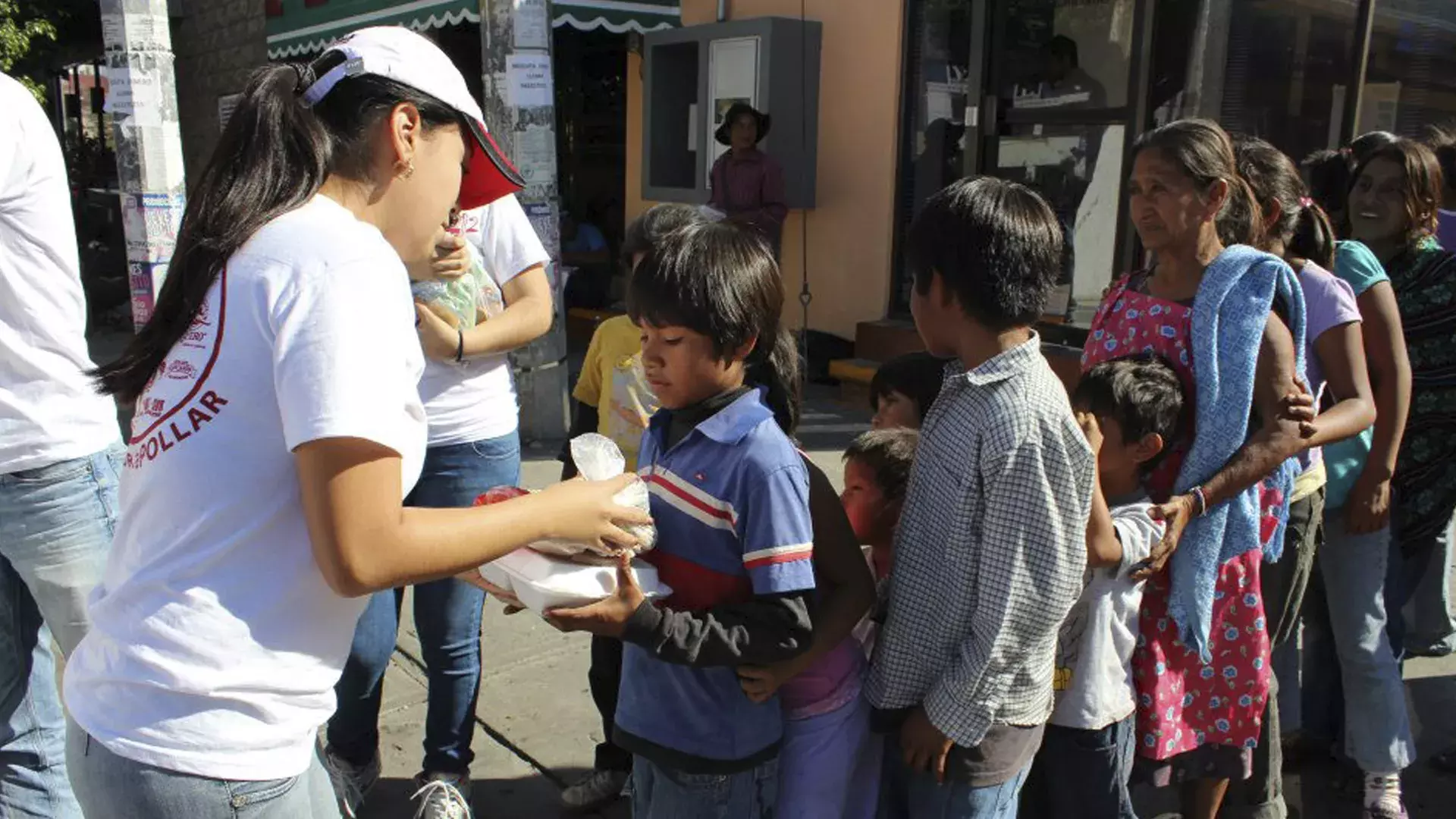 los chicos entregando las comidas