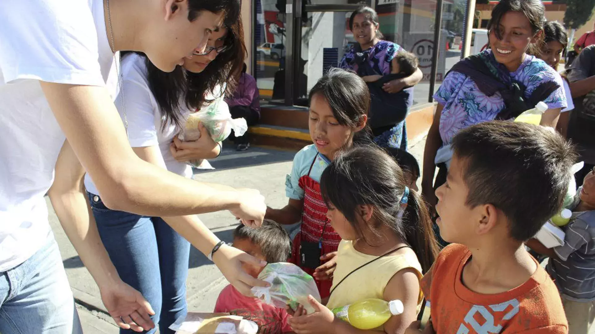 los chicos entregando las comidas