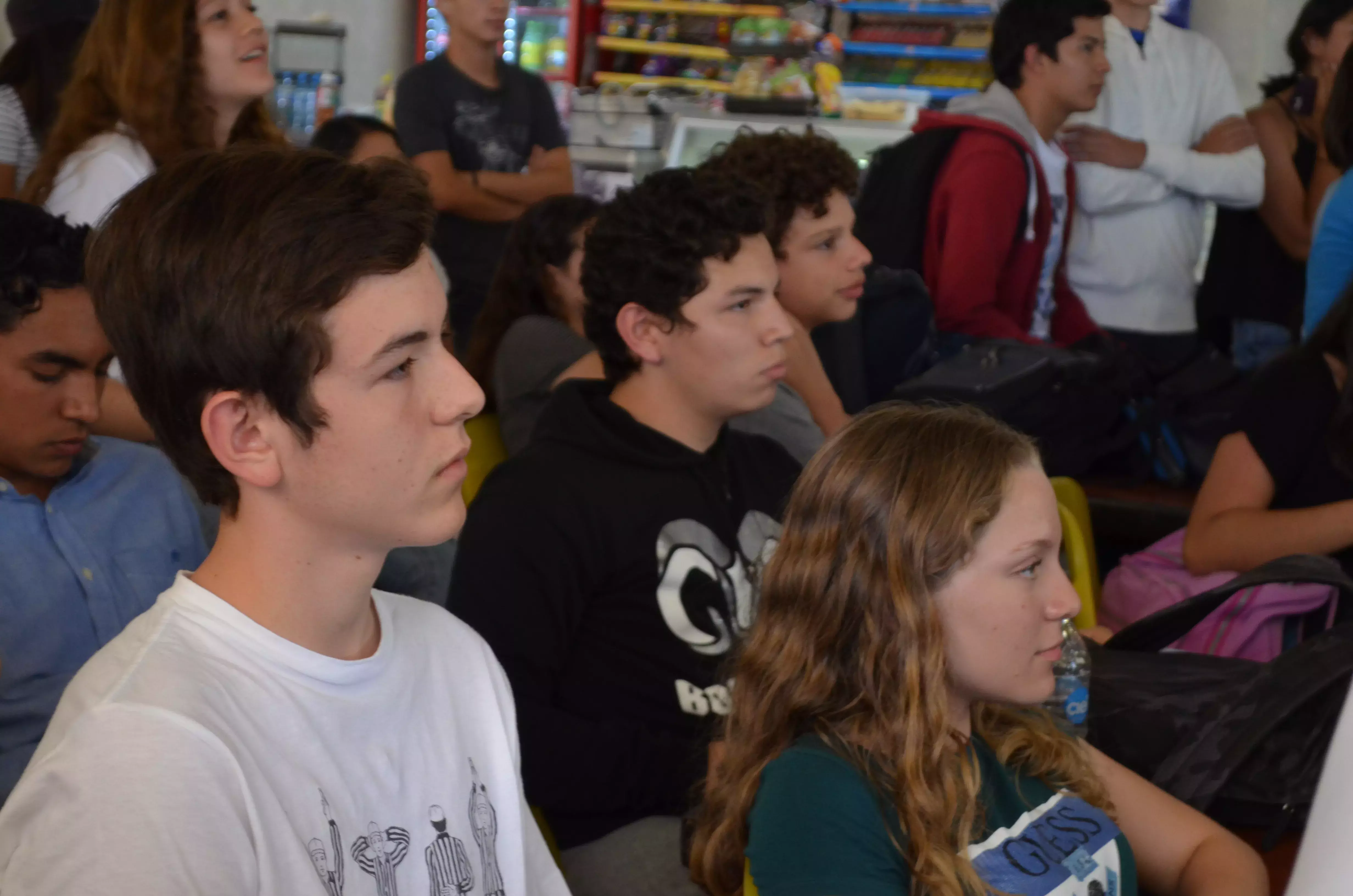 Los jóvenes atentos esperando los resultados. 