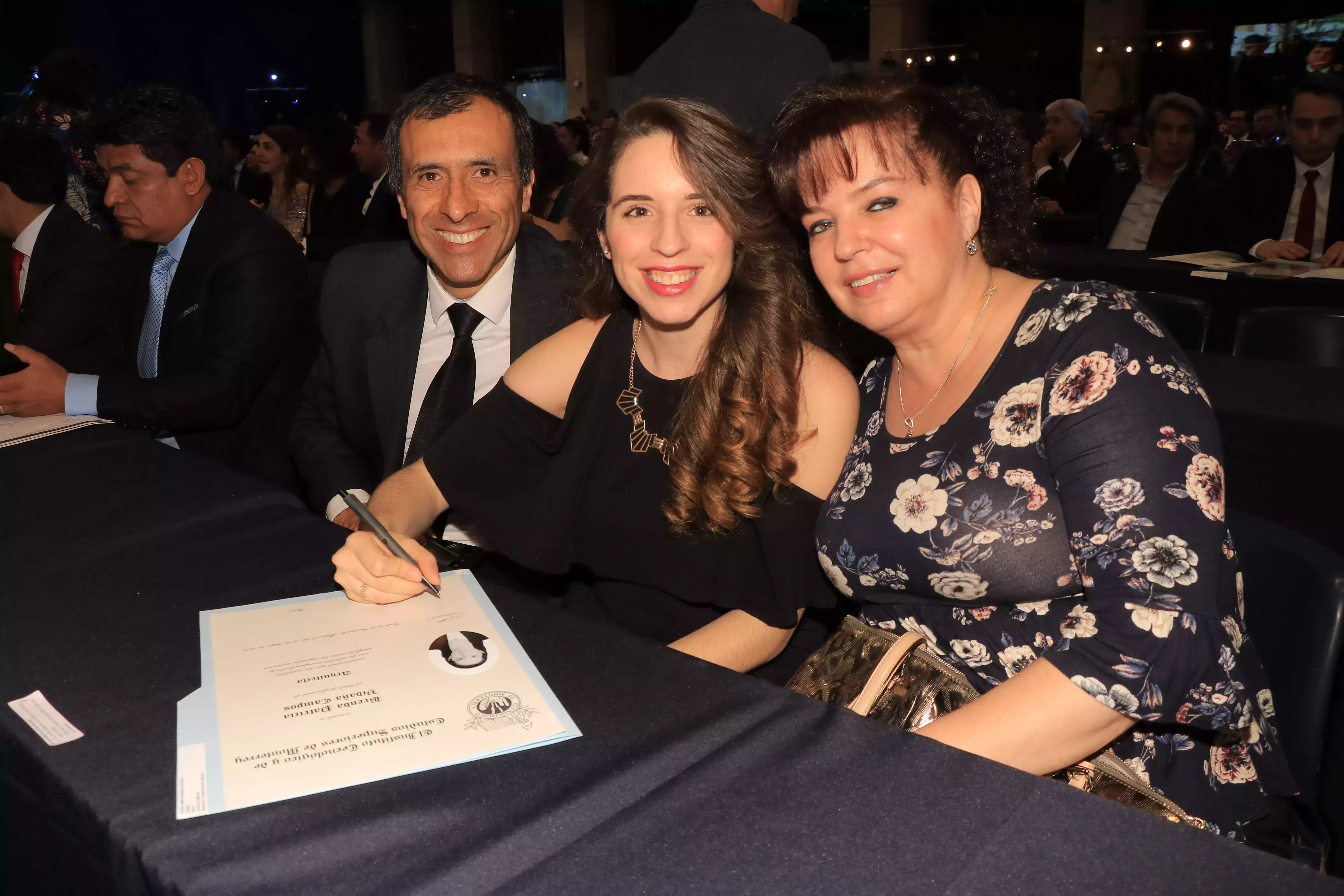 alumna firmando título