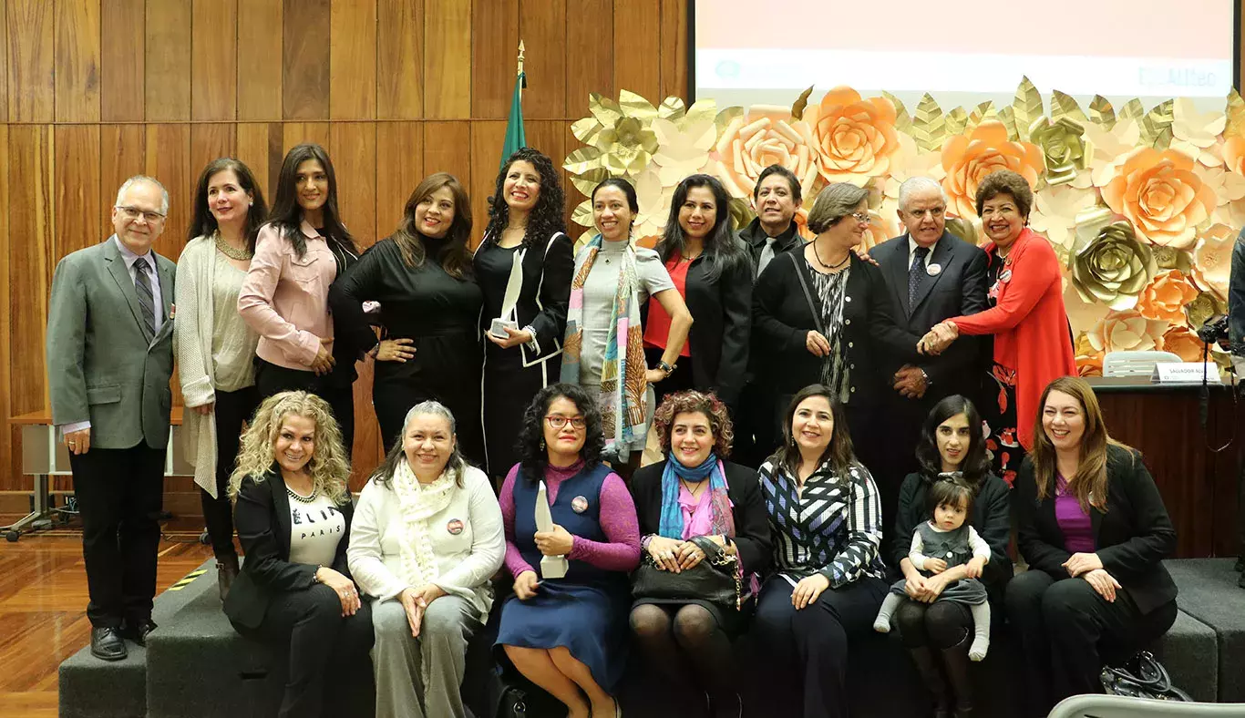 Colegas y amigos acudieron a la ceremonia para felicitar a las ganadoras