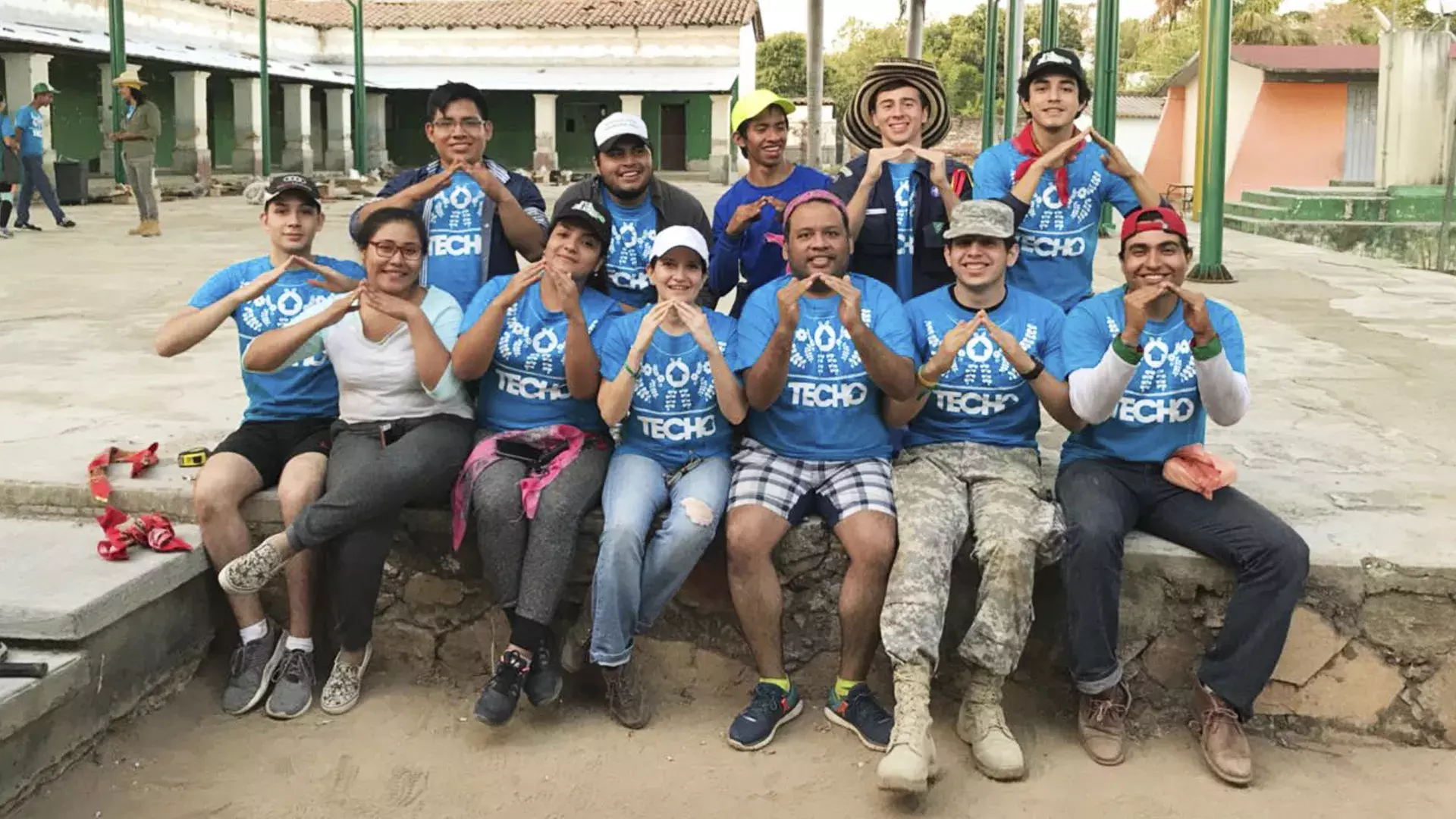 Alumnos y profesores de profesional participaron en la construcción de casas en comunidades de Cintalapa, Chiapas. 