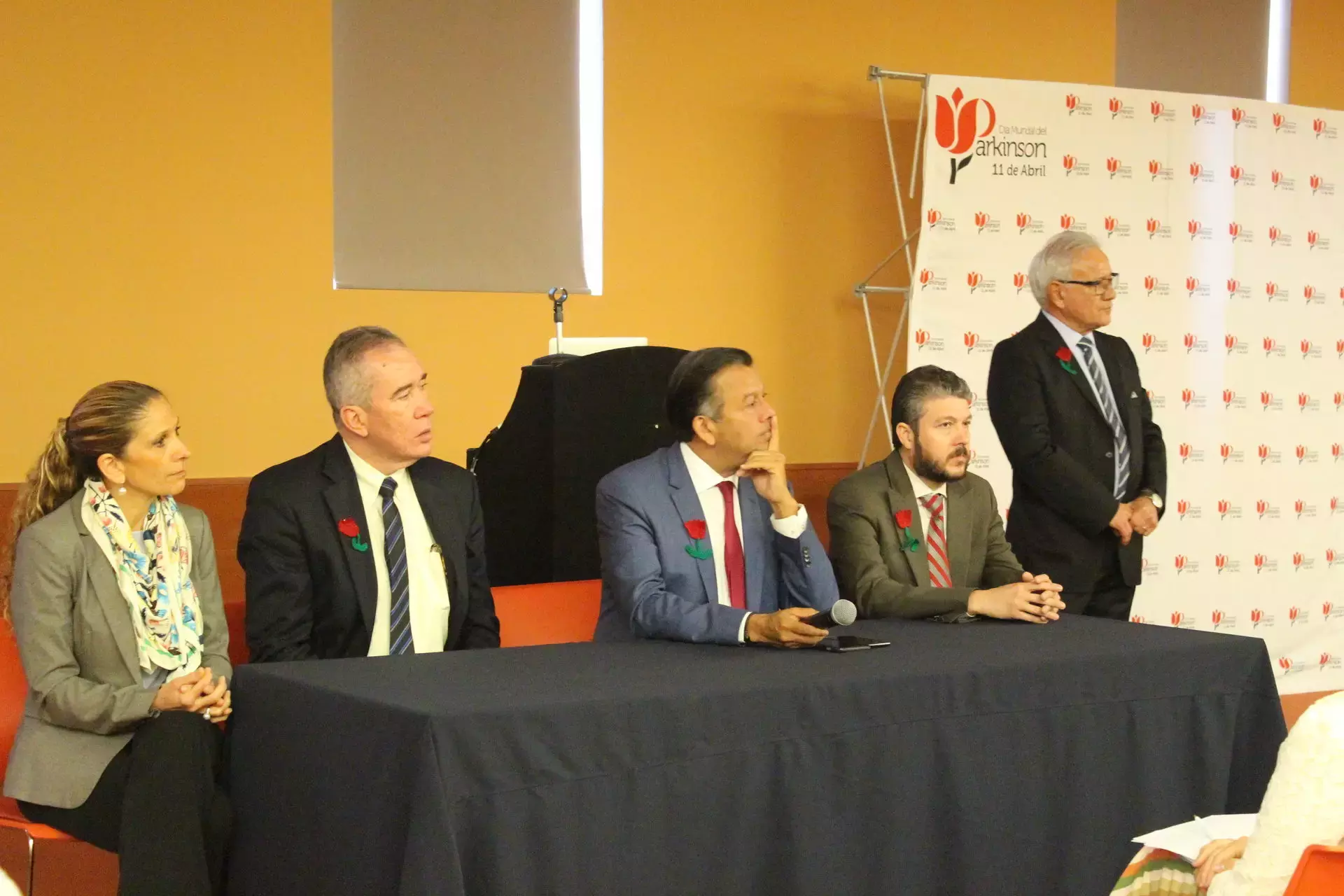 De izq. a der. Dra. María Luisa Ballí Marroquín, Dr. Mauricio Rueda, Dr. Carlos Cuevas, Dr. Fortino Salazar y Dr. Héctor Ramón Martínez.