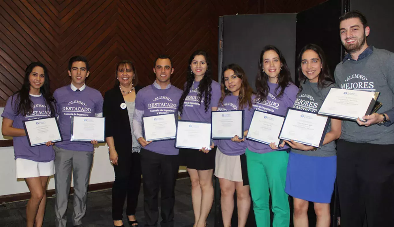 Alumnos que fueron distinguidos de Ingeniero Industrial y de Sistemas