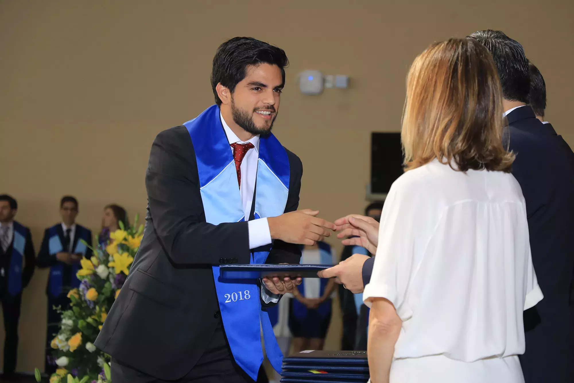 alumno recibiendo su título