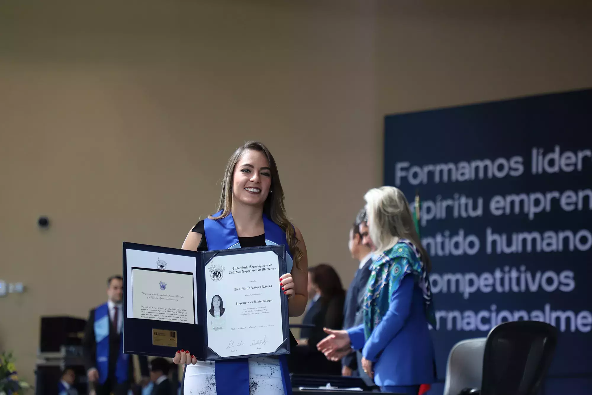 alumna recibiendo título