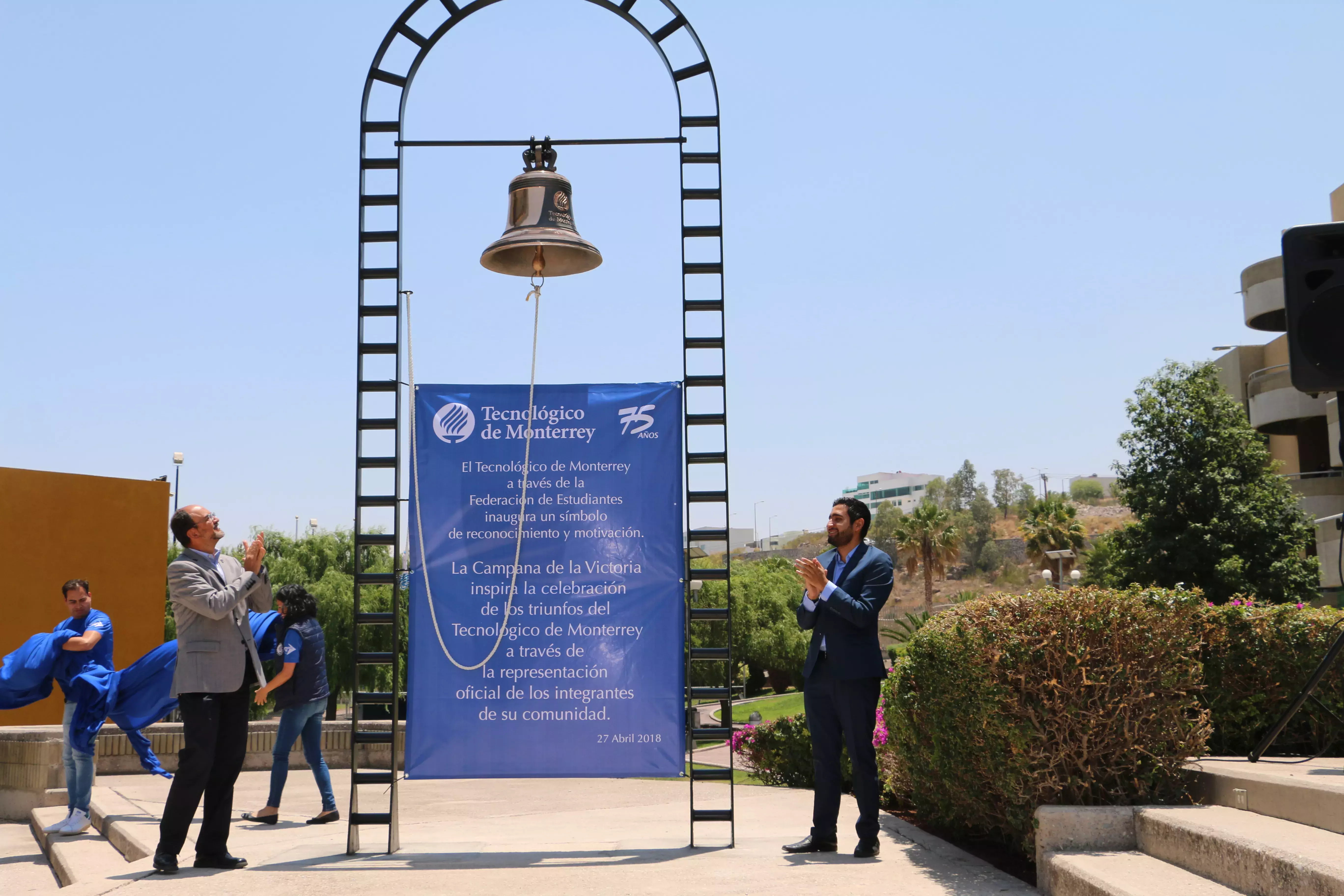 Para la inauguración se hizo sonar la campana en honor de los triunfos más recientes