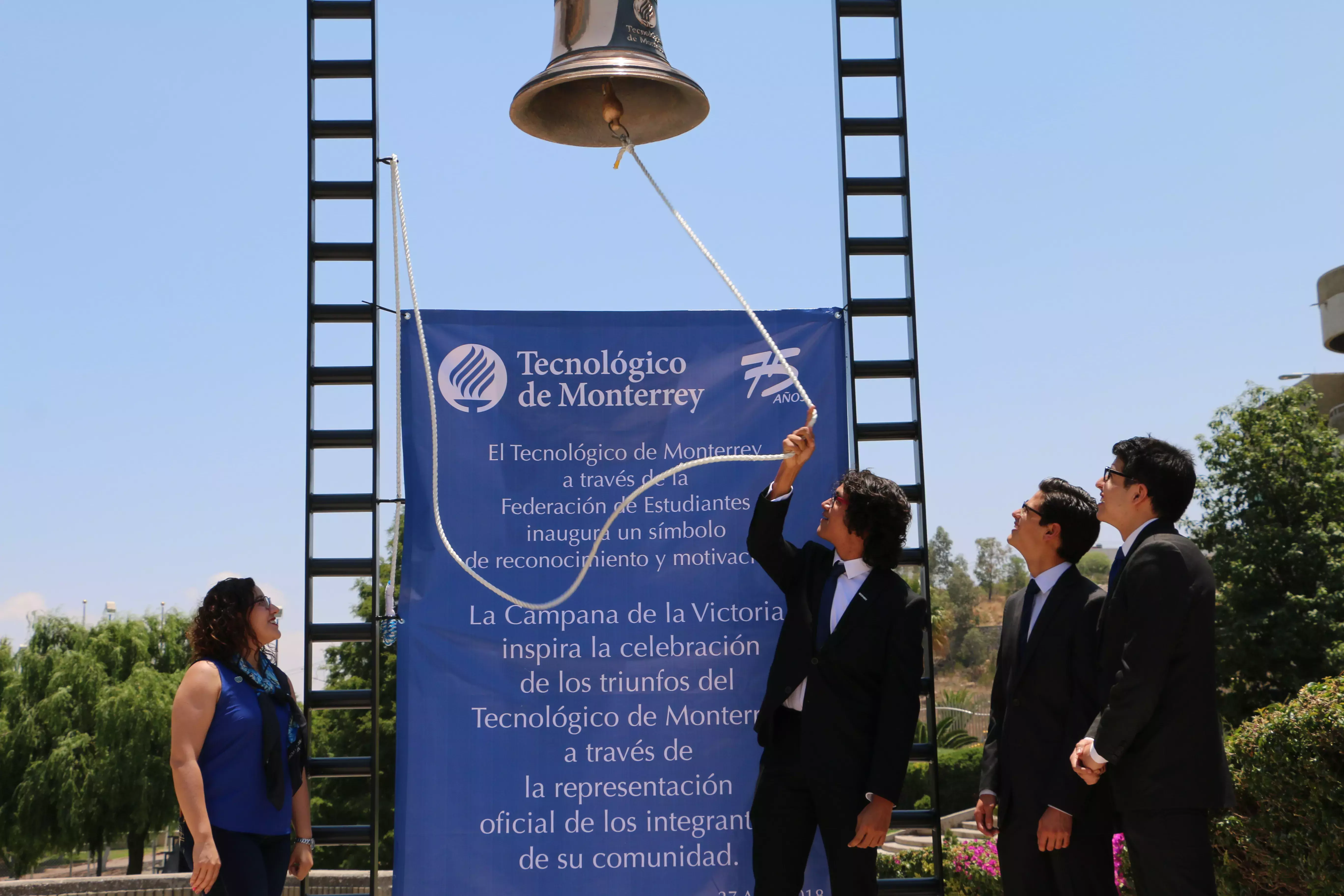 Para la inauguración se hizo sonar la campana en honor de los triunfos más recientes