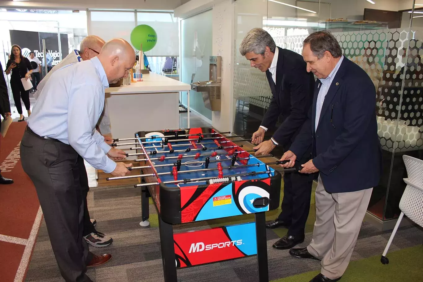 Salvador Alva en la inauguración del edificio