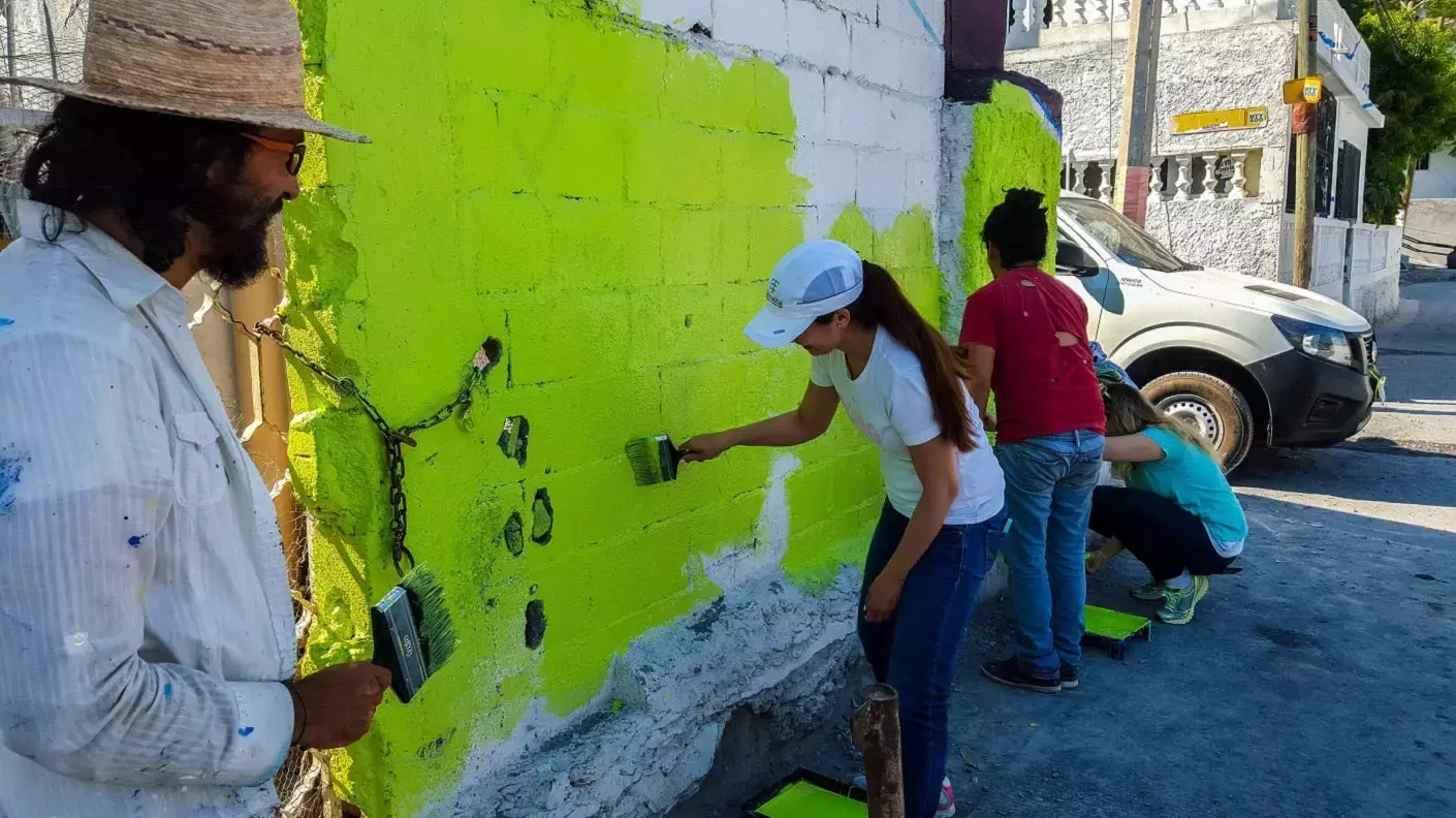 El mural "El Ave de los Sueños" se pintó en las fachadas de casas en el Cerro de la Campana.