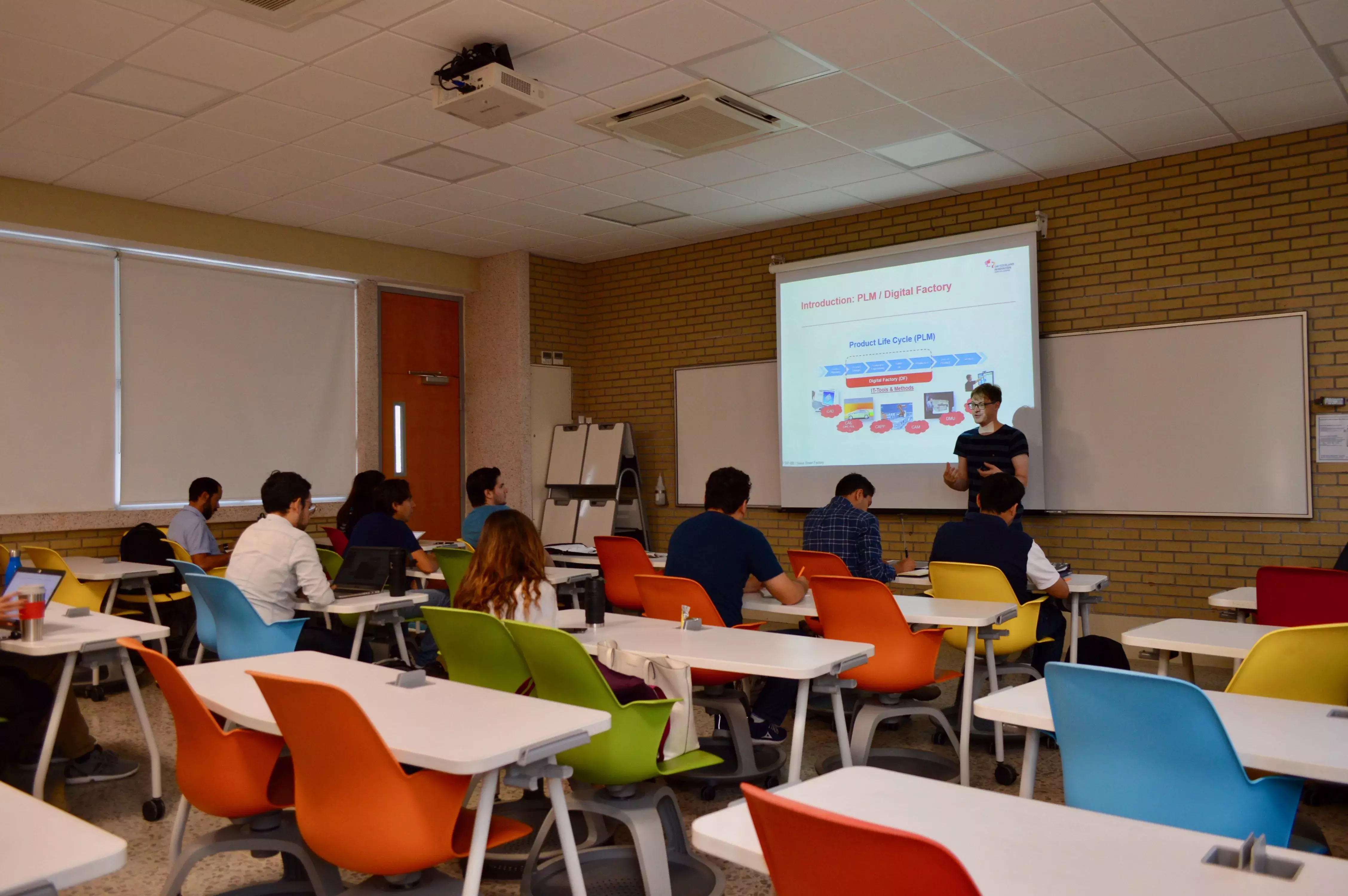 Alumnos de posgrado conociendo los proyectos