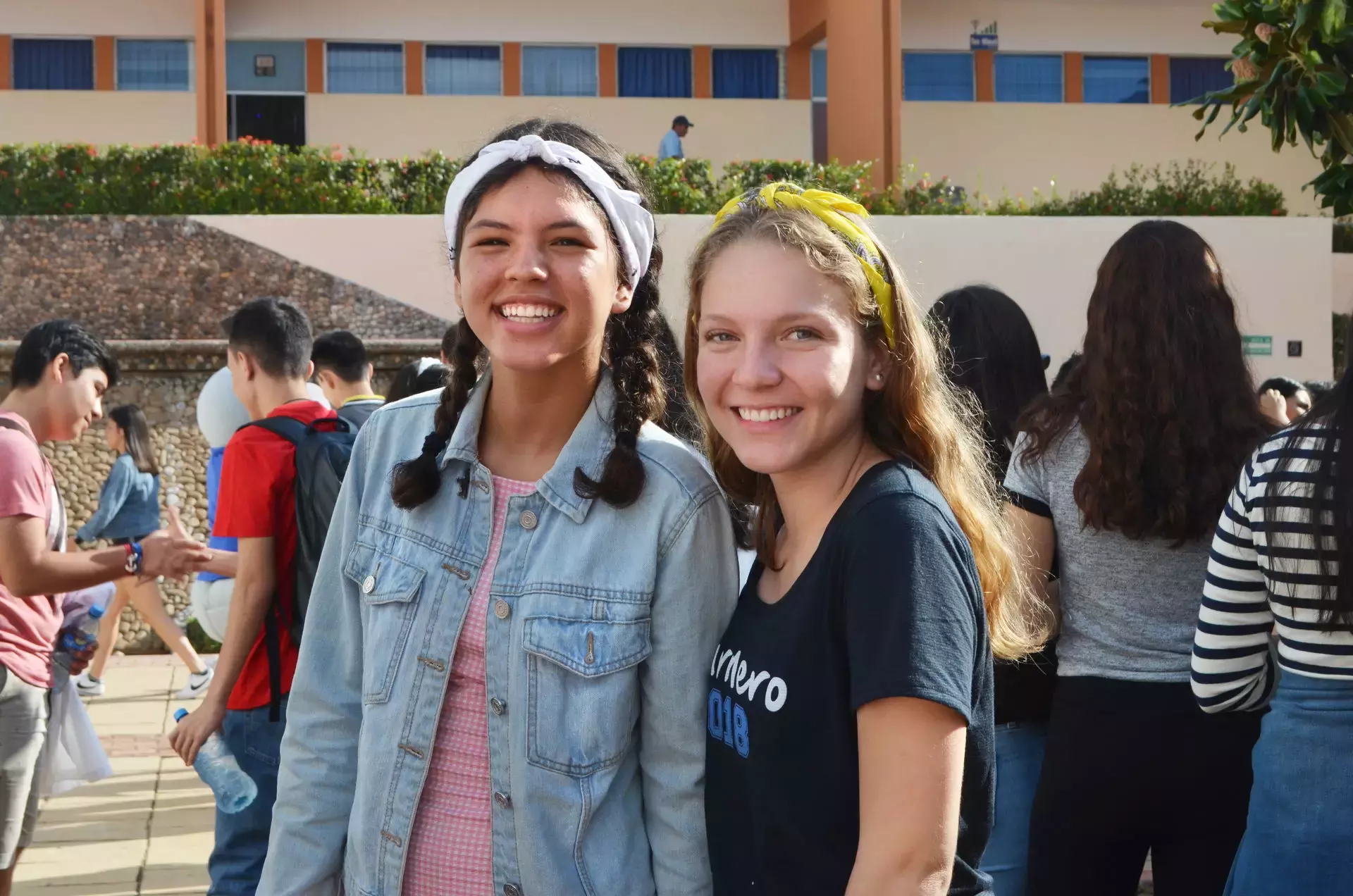 Alumnos inscribiéndose en una actividad de servicio social