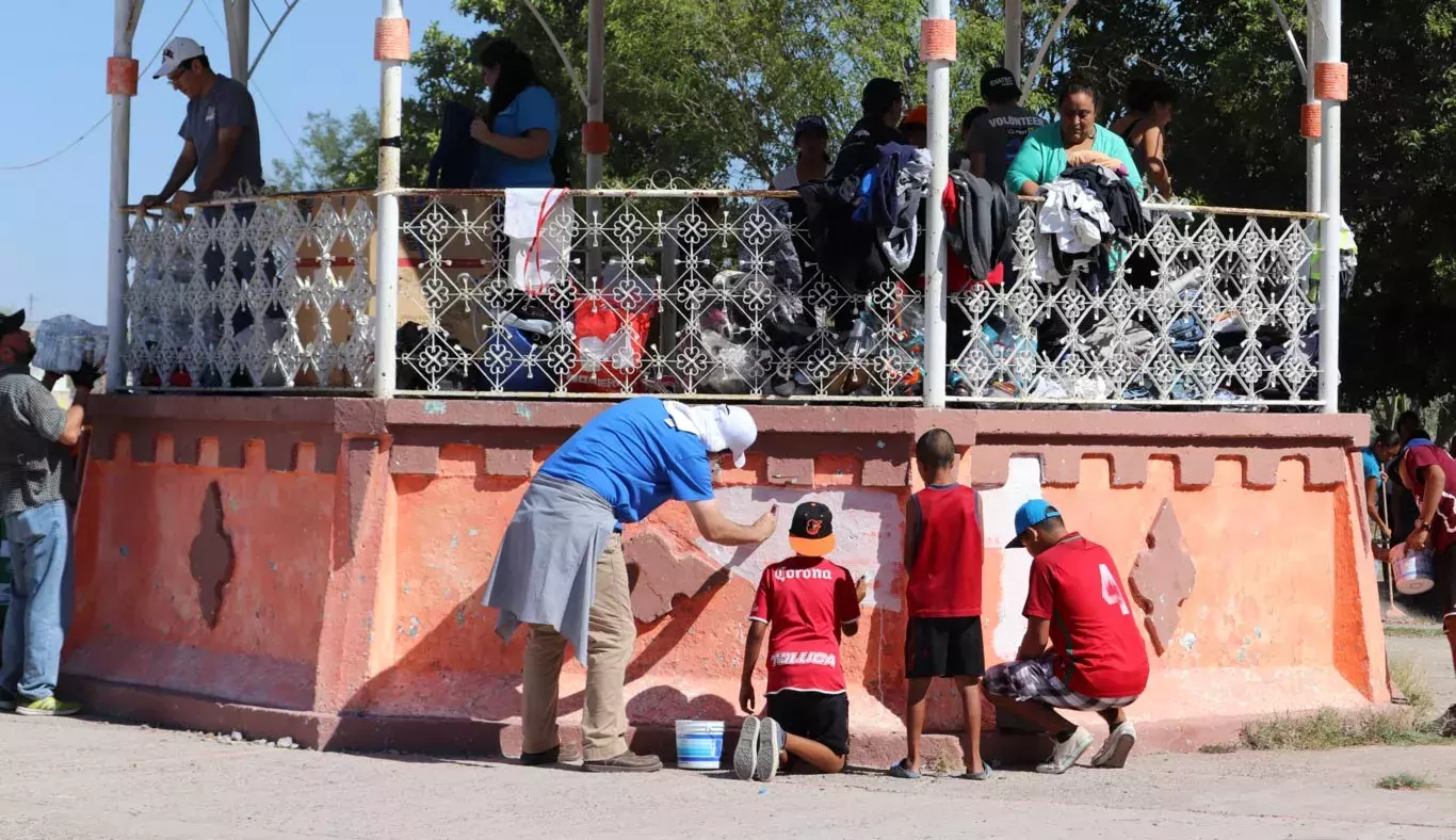 En Laguna, egresados pintaron lugares públicos.