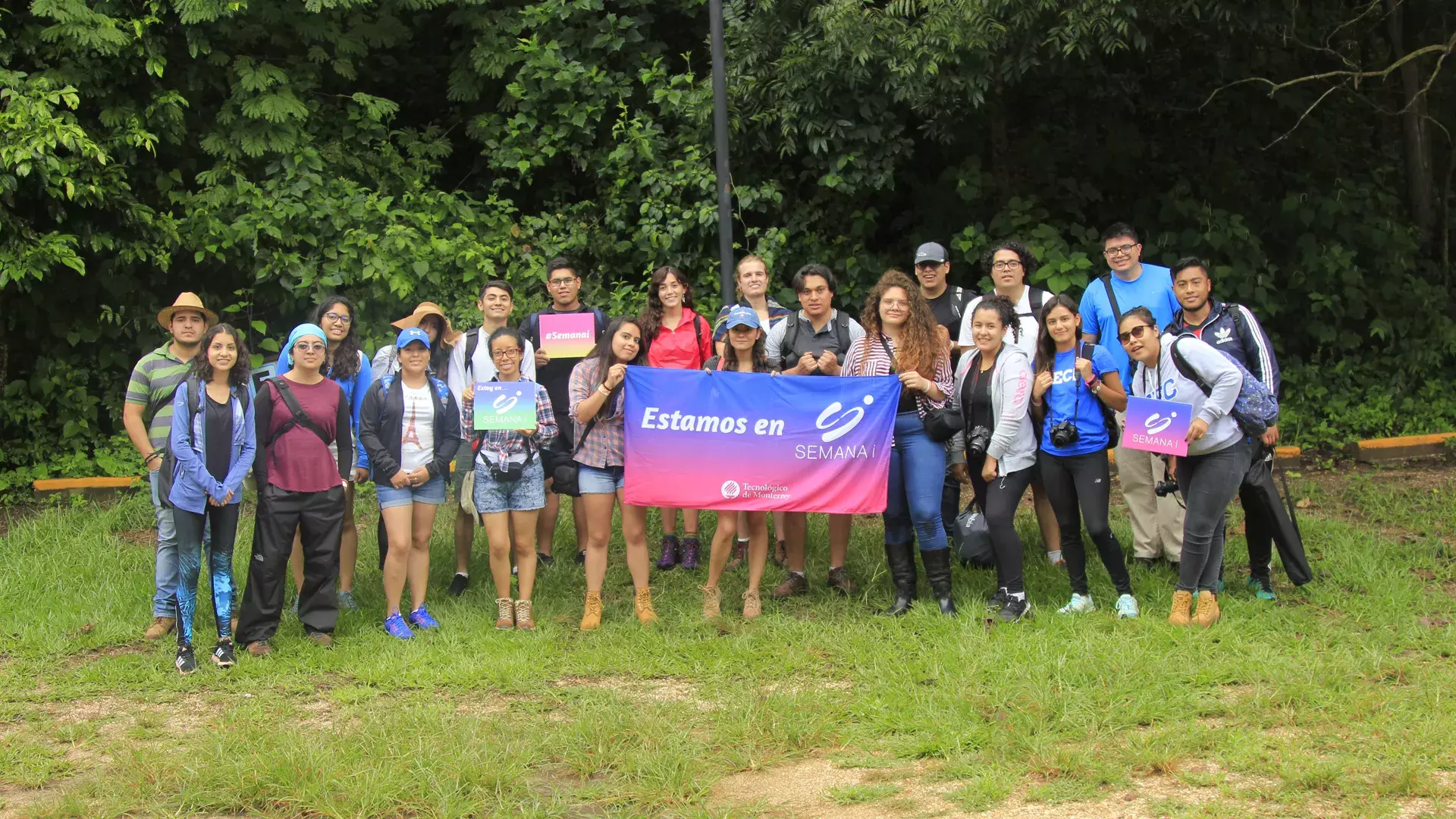 alumnos en la sima de las cotorras