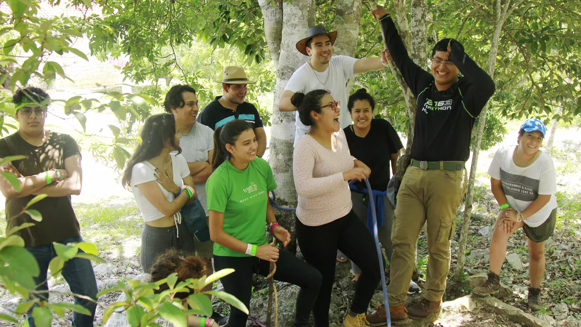 alumnos en la sima de las cotorras