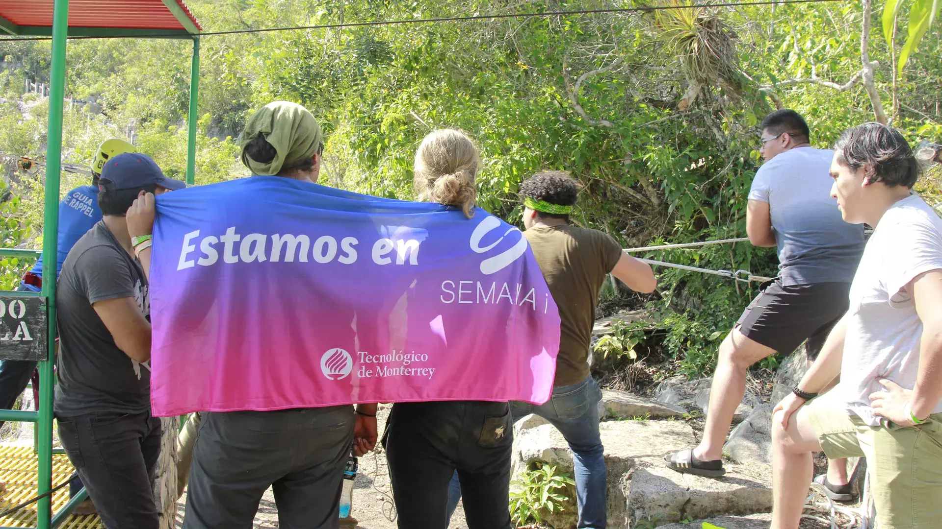 alumnos en la sima de las cotorras