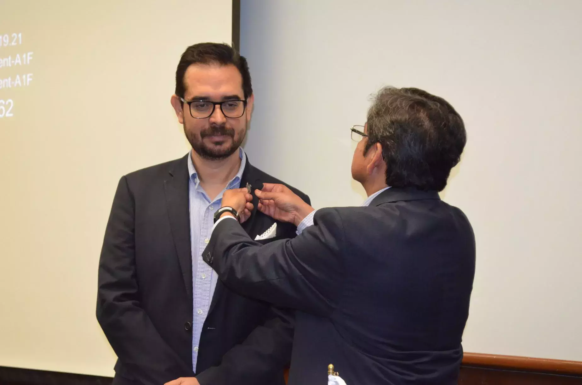 entrega del pin al presidente saliente