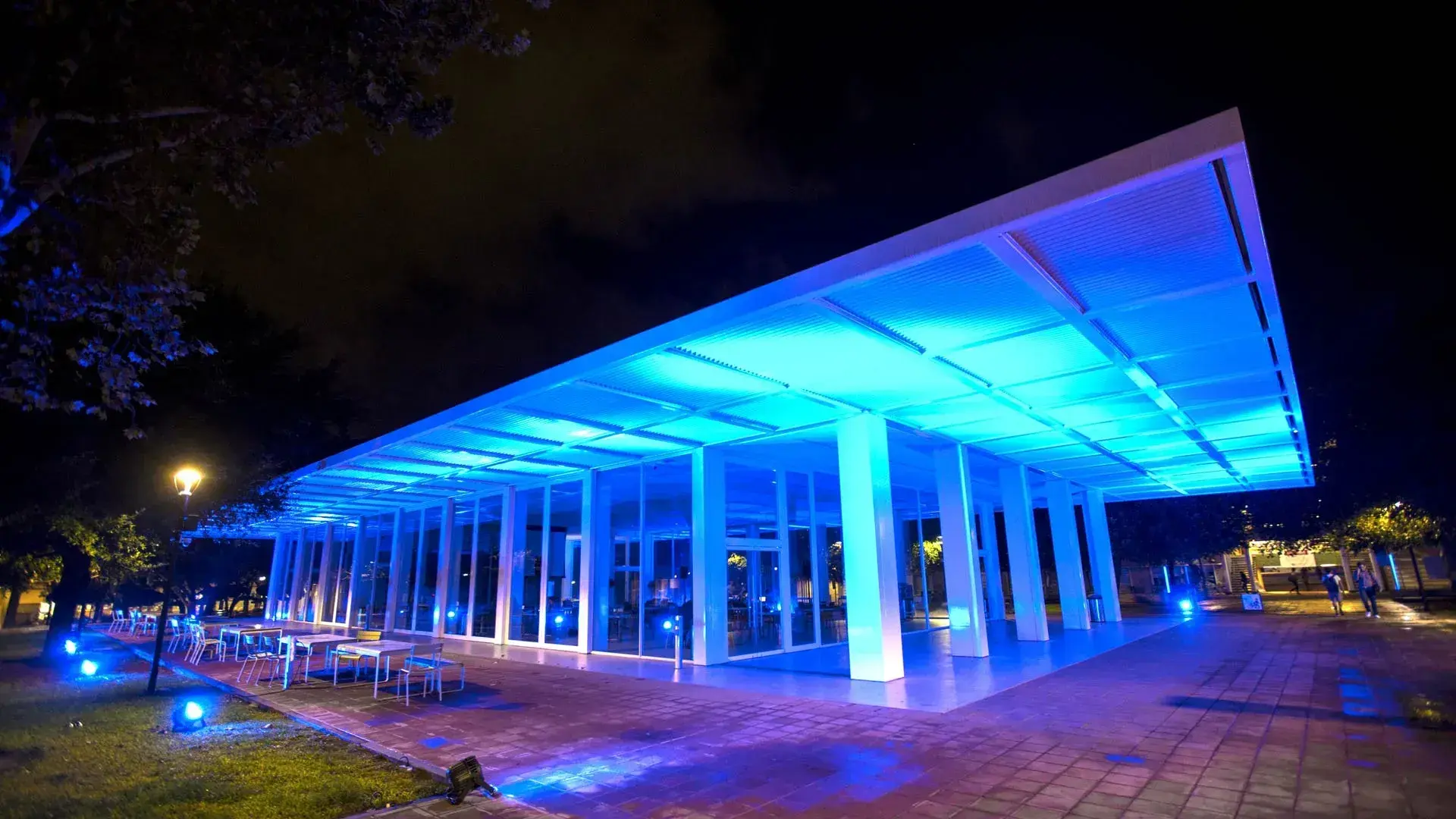 El Pabellón La Carreta también se vio iluminado de azul.