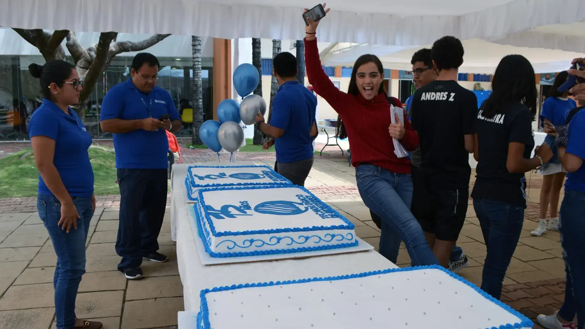 En Chiapas, el pastel para el festejo no pudo faltar.