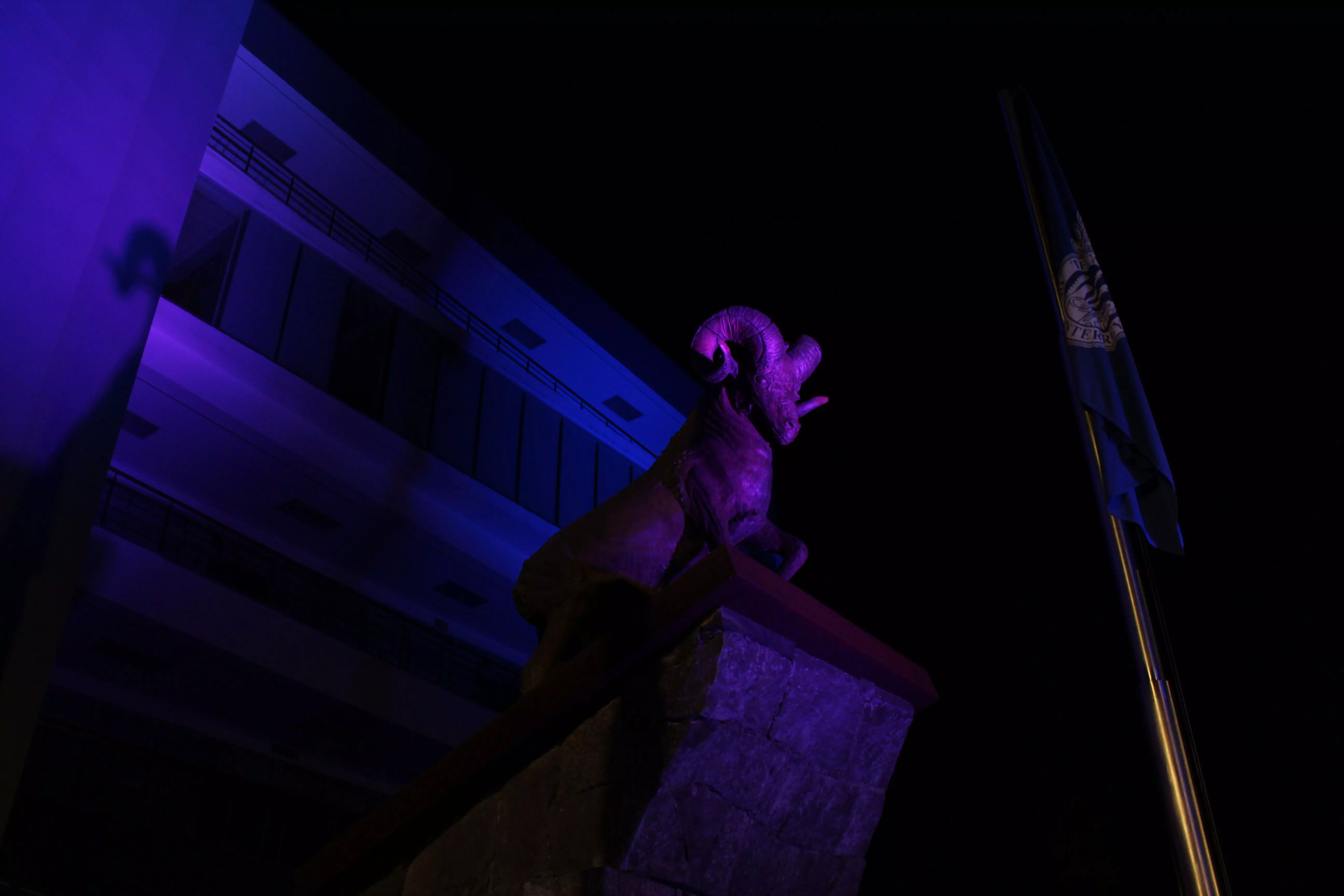 IRA SE ILUMINA DE AZUL 