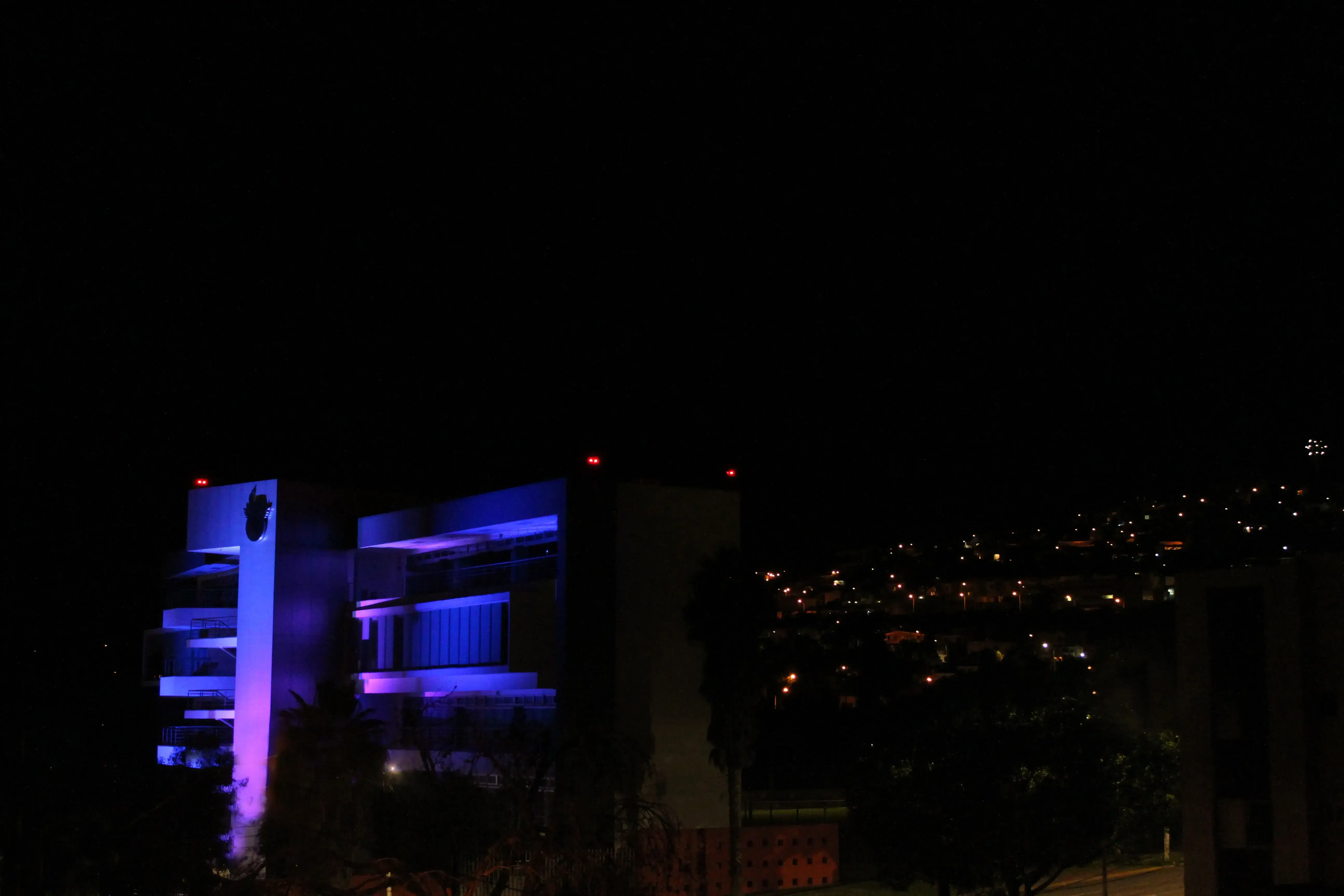 IRA SE ILUMINA DE AZUL 