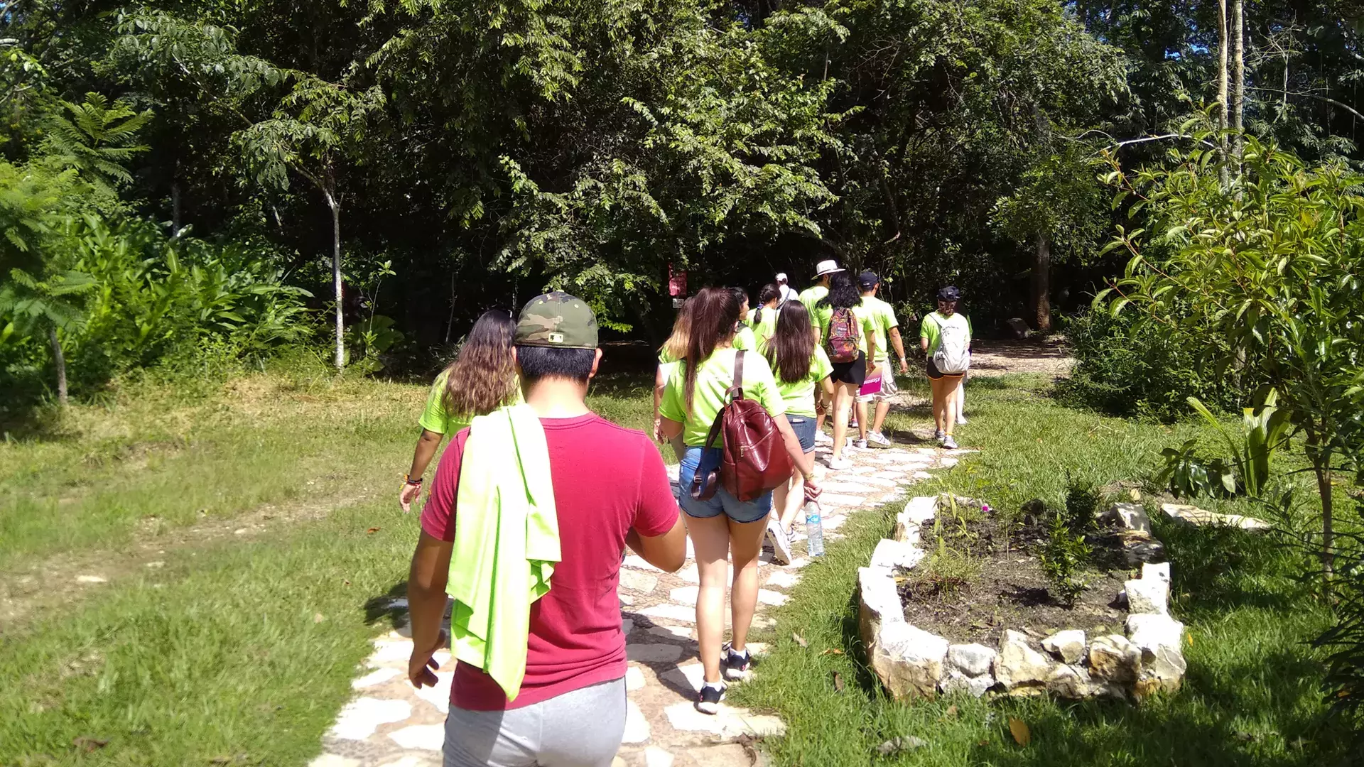 alumnos ingresando al centro turistico