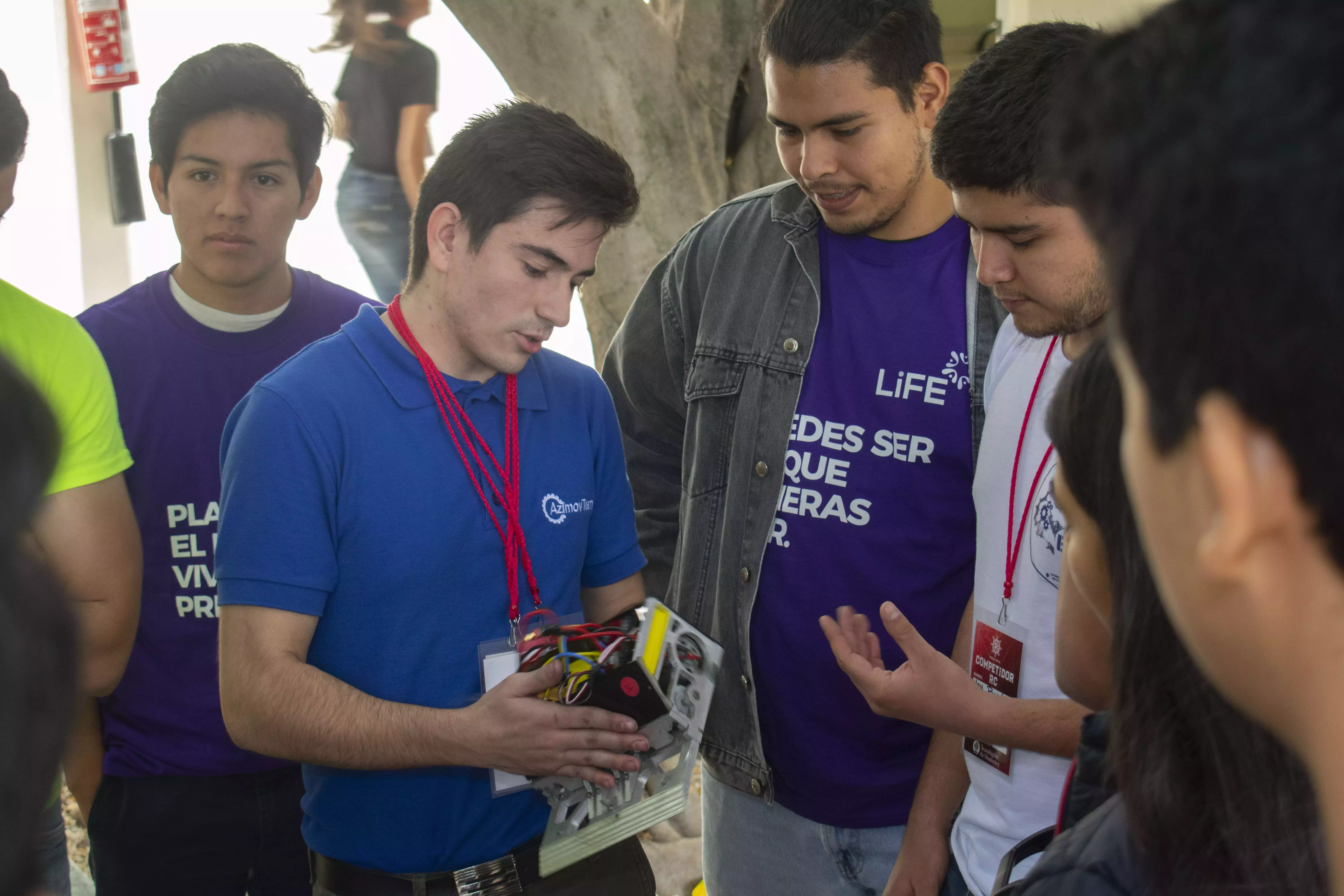 Participantes, preparando sus robots