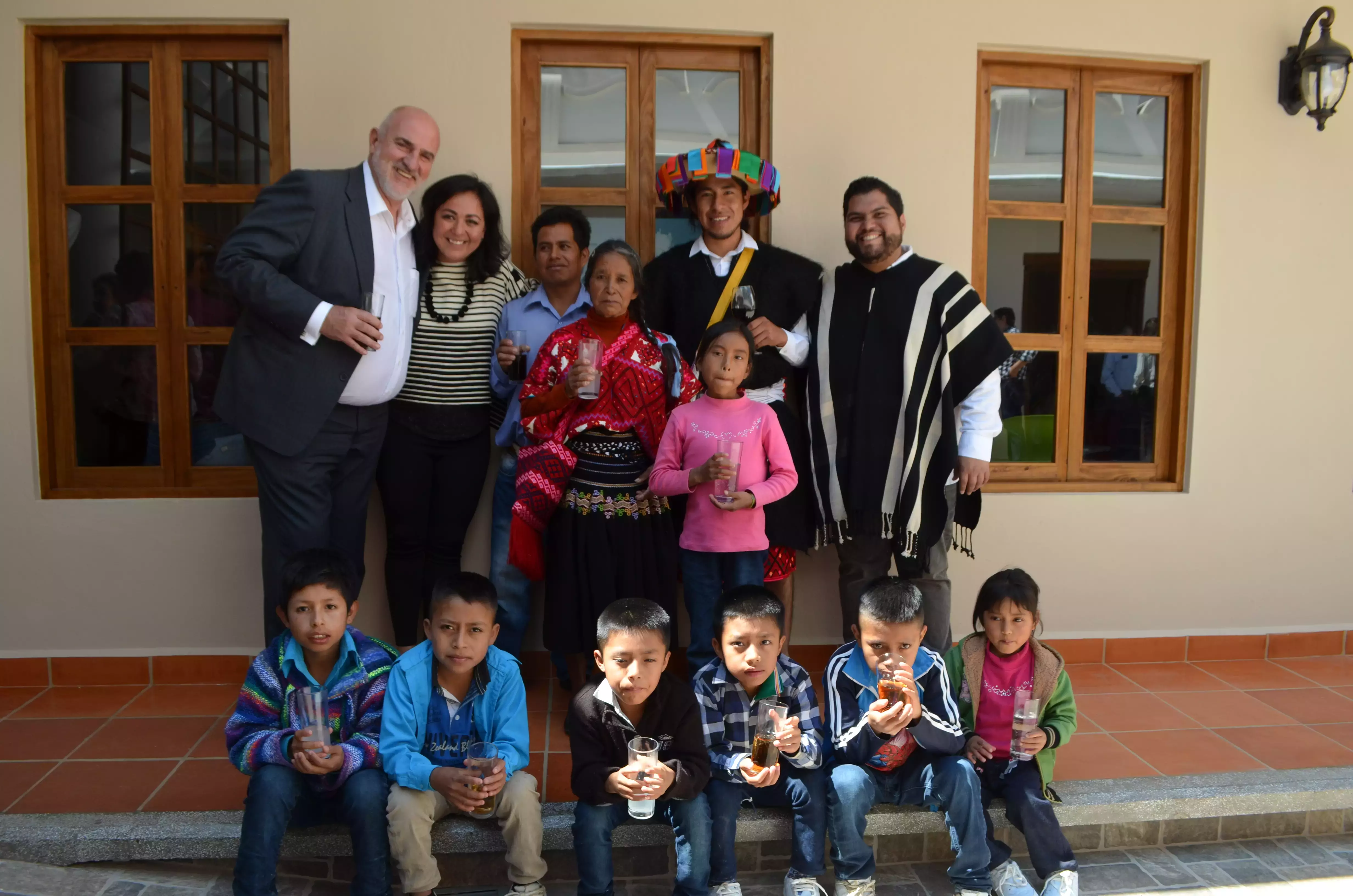 El Vice Rector y la Decana de Arquitectura con las parteras y los niños