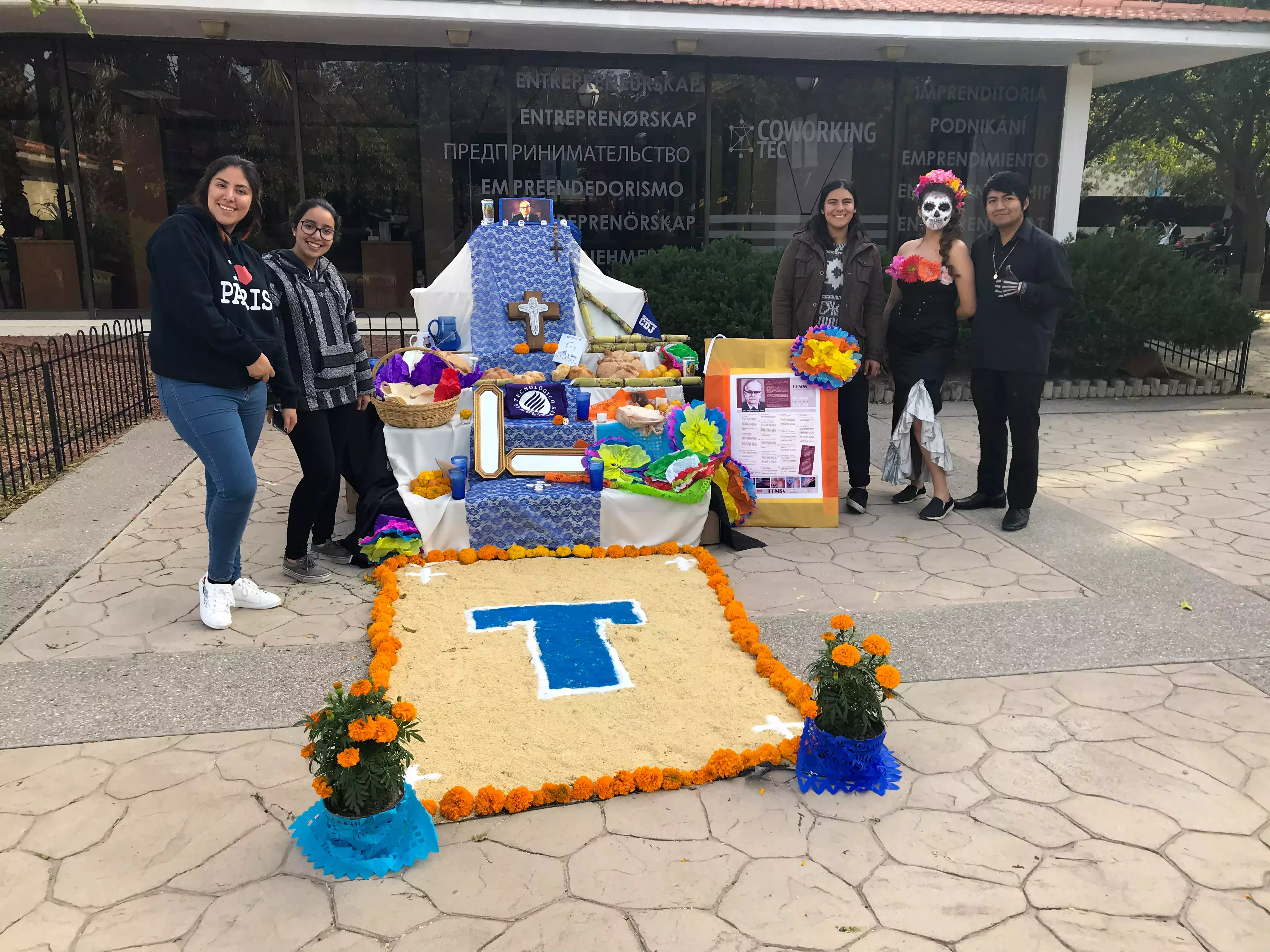 Alumnos festejando el día de muertos