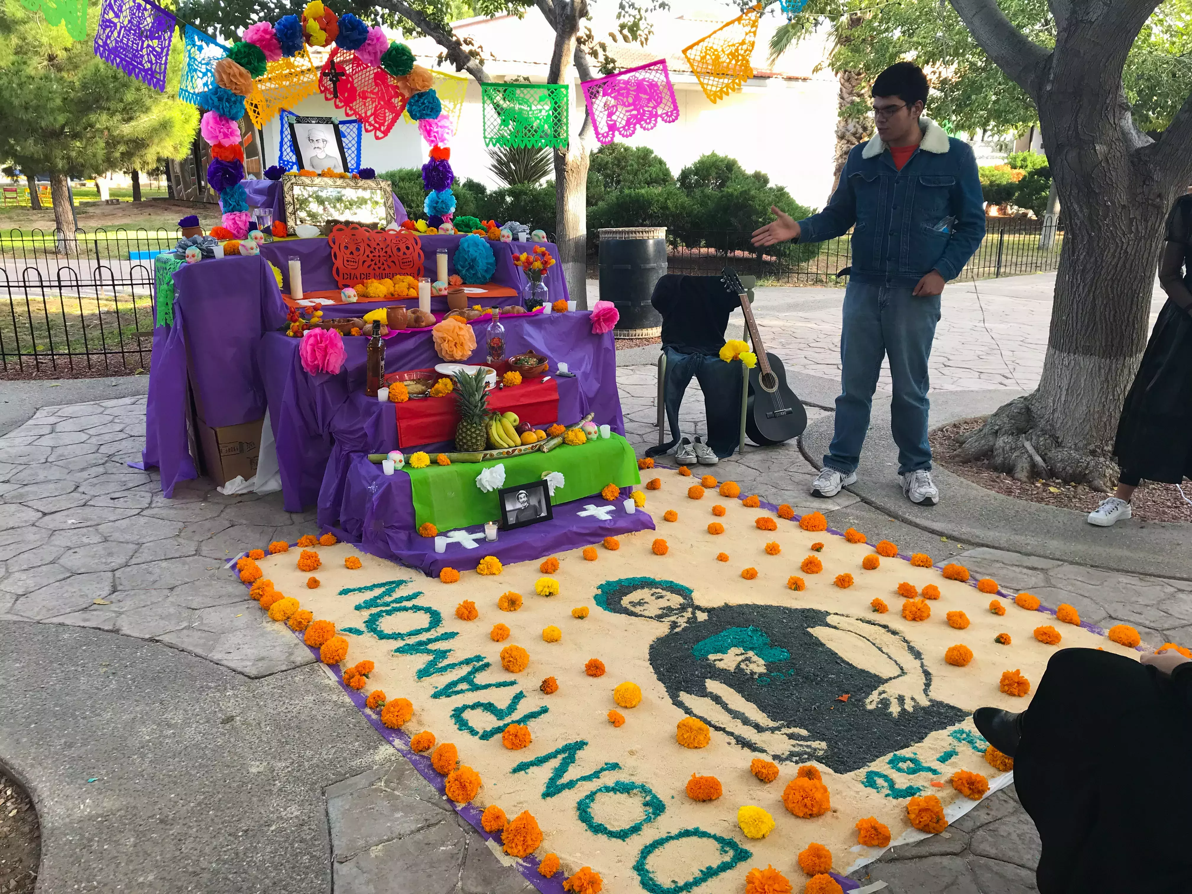 Alumnos festejando el día de muertos