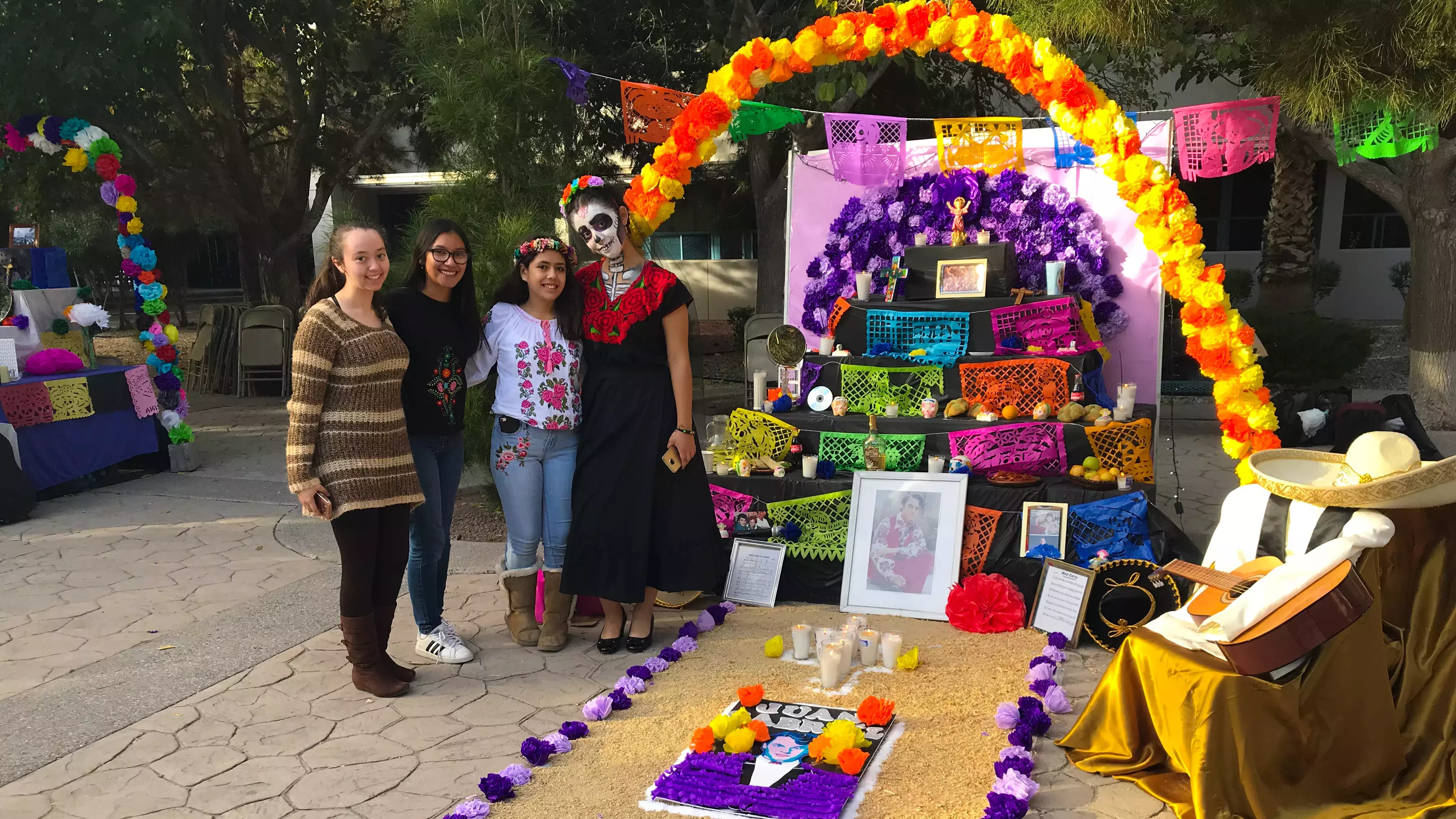 Alumnos festejando el día de muertos