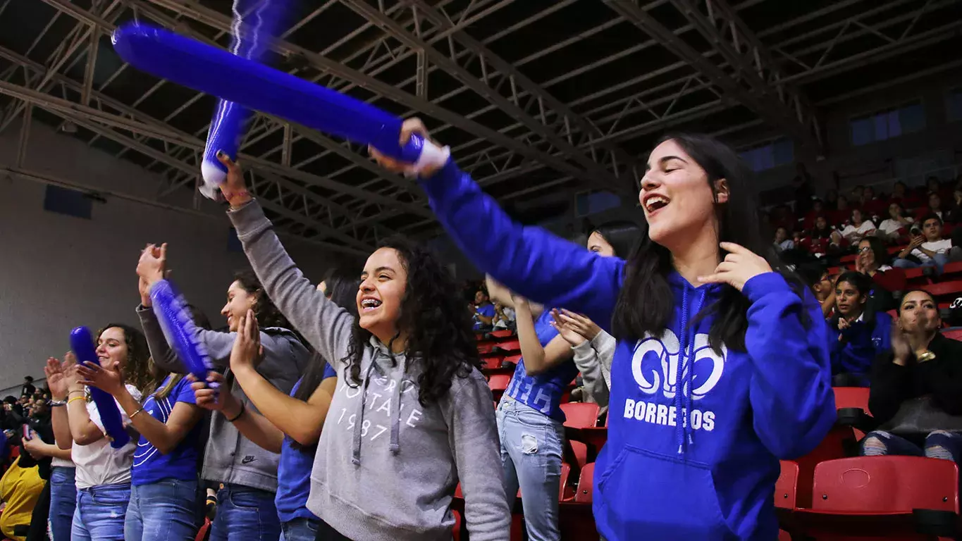 Alumnos del Tec de Monterrey apoyando a su equipo