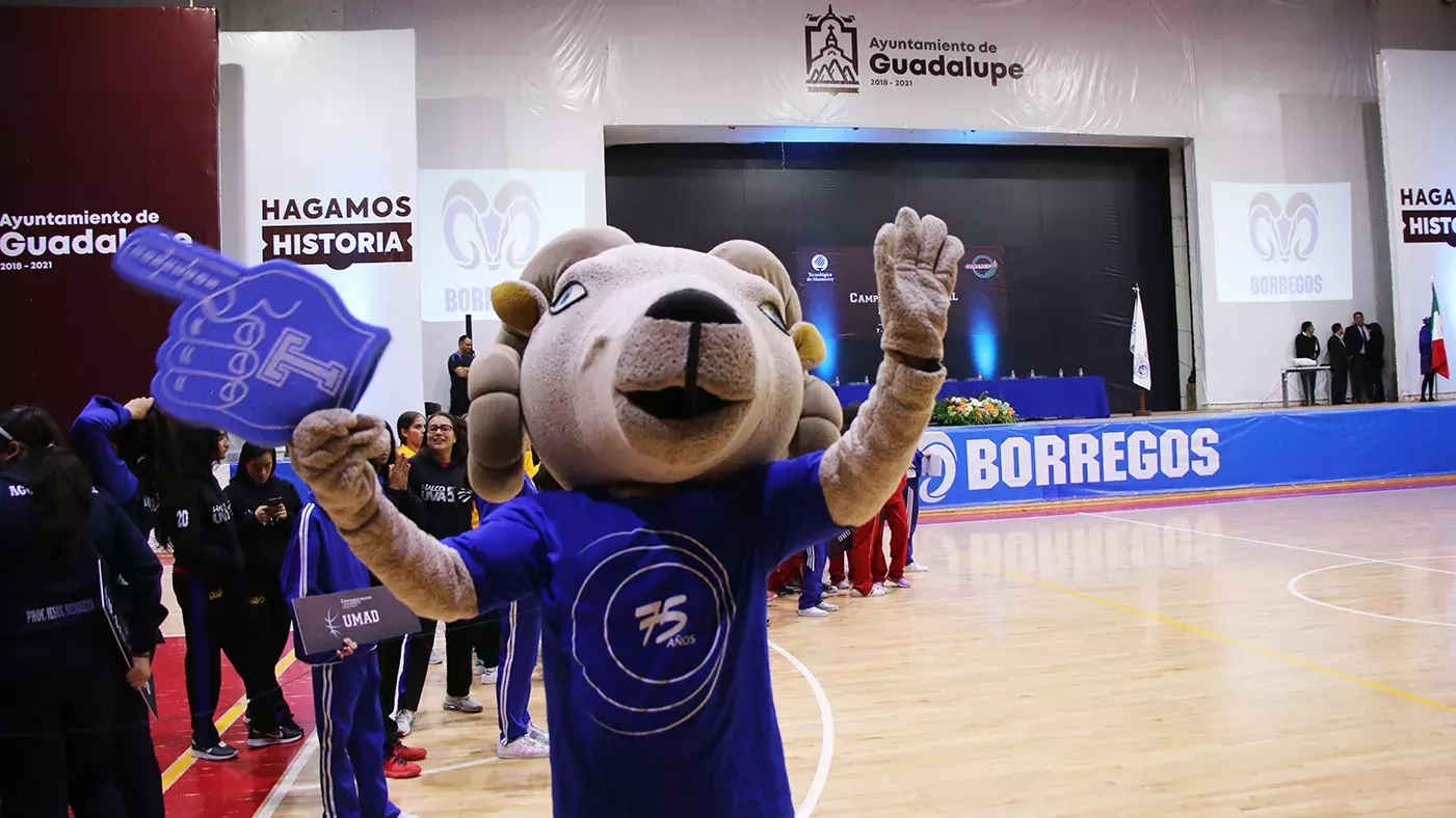 La botarga apoyando a los Borregos